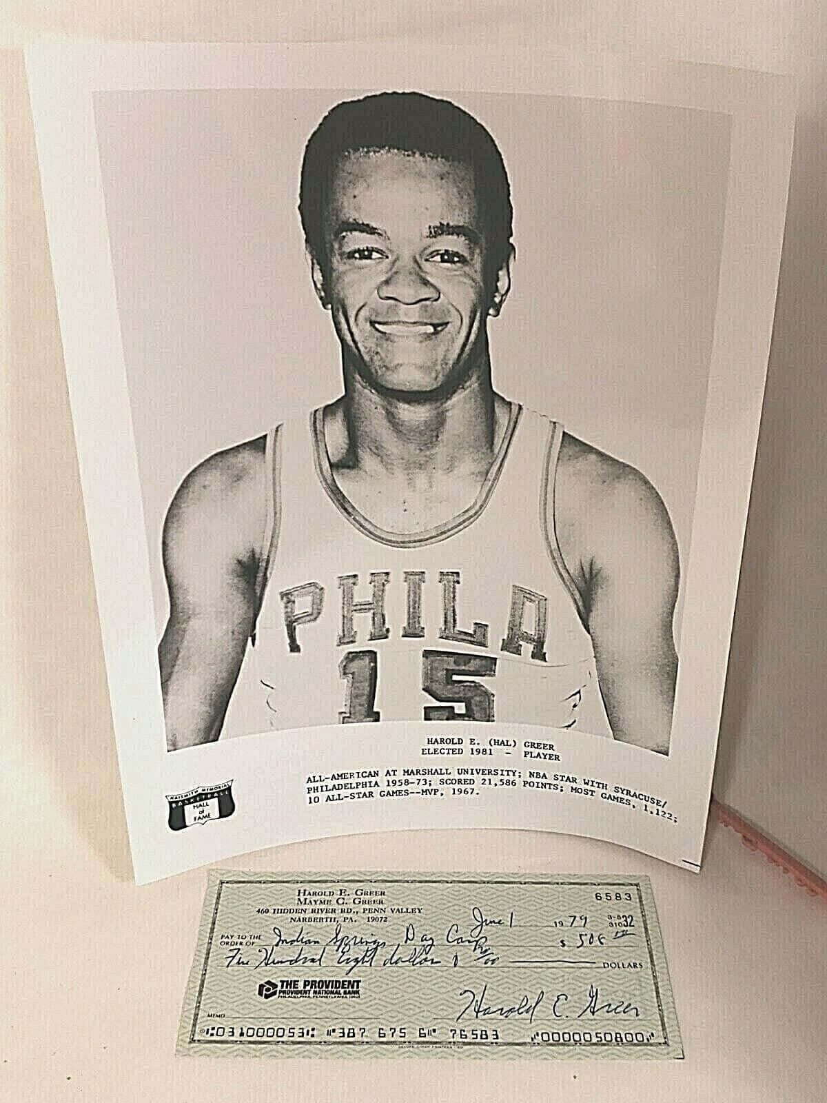 Harold C. Greer 身穿 Philly 球衣的黑白照片，下方有一張簽署的支票。