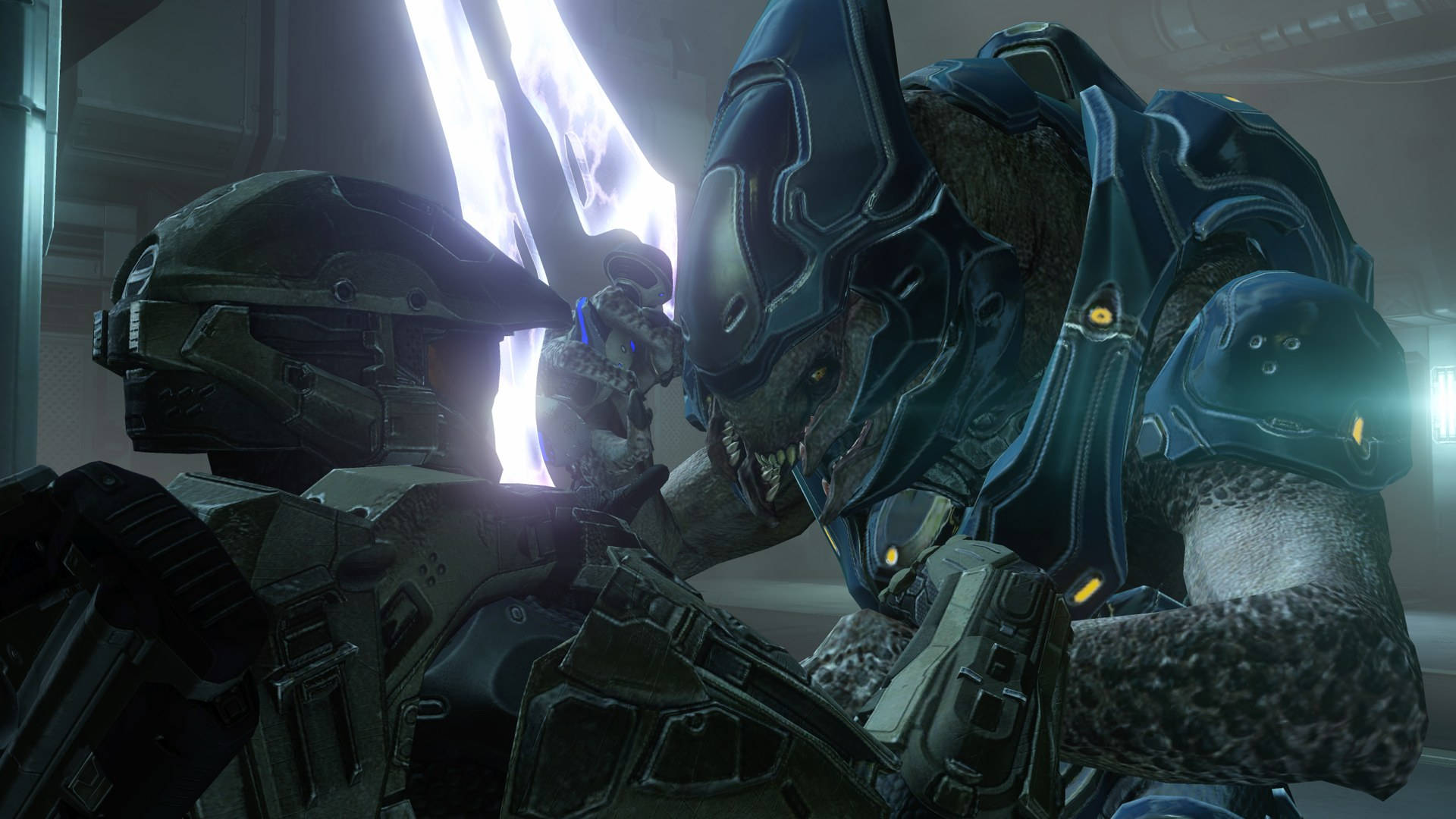 Halo 4 斯巴達戰士對戰精英 壁紙 — 一名戴頭盔的士兵在燈光昏暗的未來主義走廊中面對一個威脅性的外星生物。