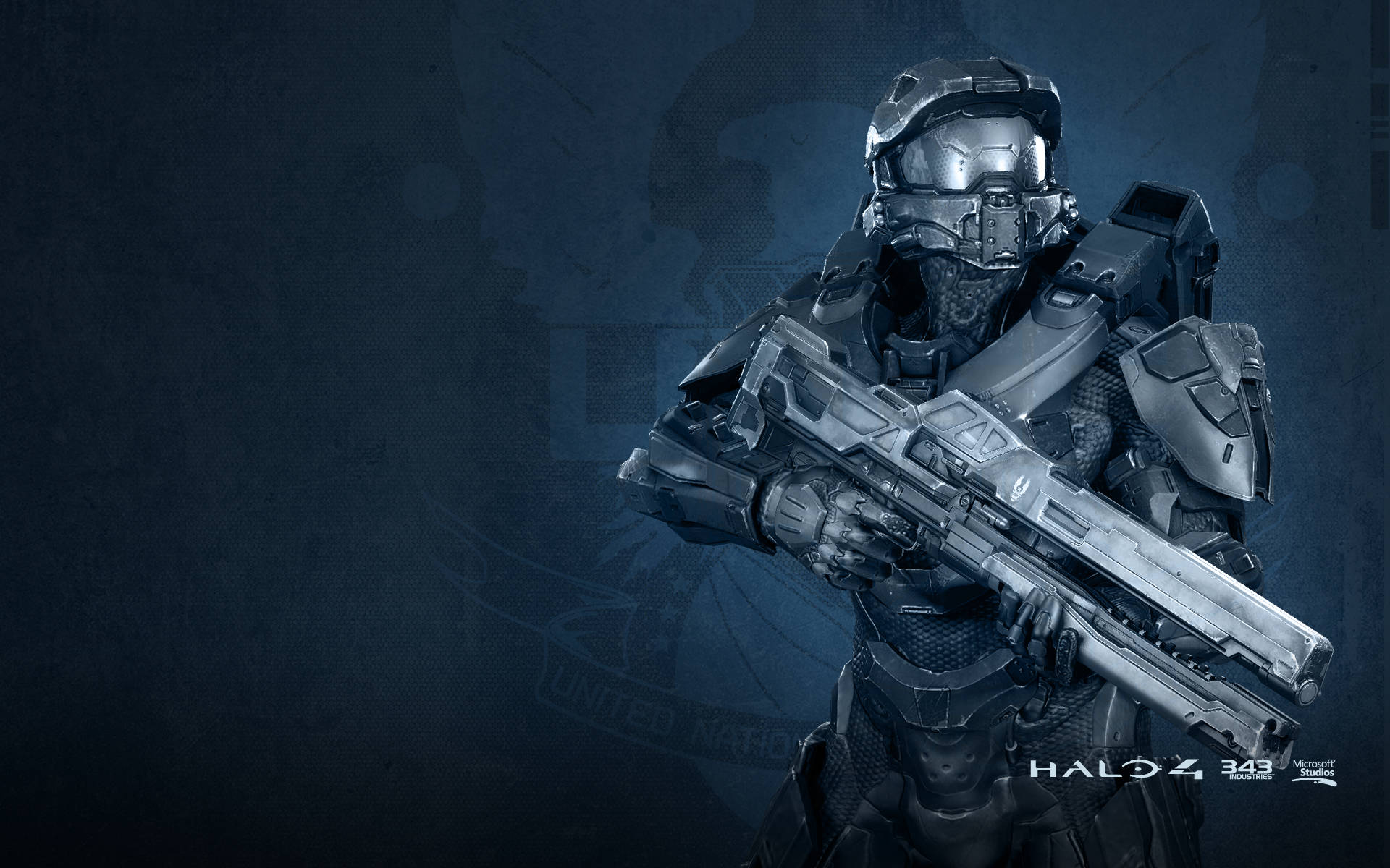 Halo 4 銀色裝甲斯巴達戰士 壁紙 — 一名身穿全副盔甲的斯巴達戰士，在深藍色紋理背景上握著一把未來步槍，帶有微妙的Halo 4品牌標識。