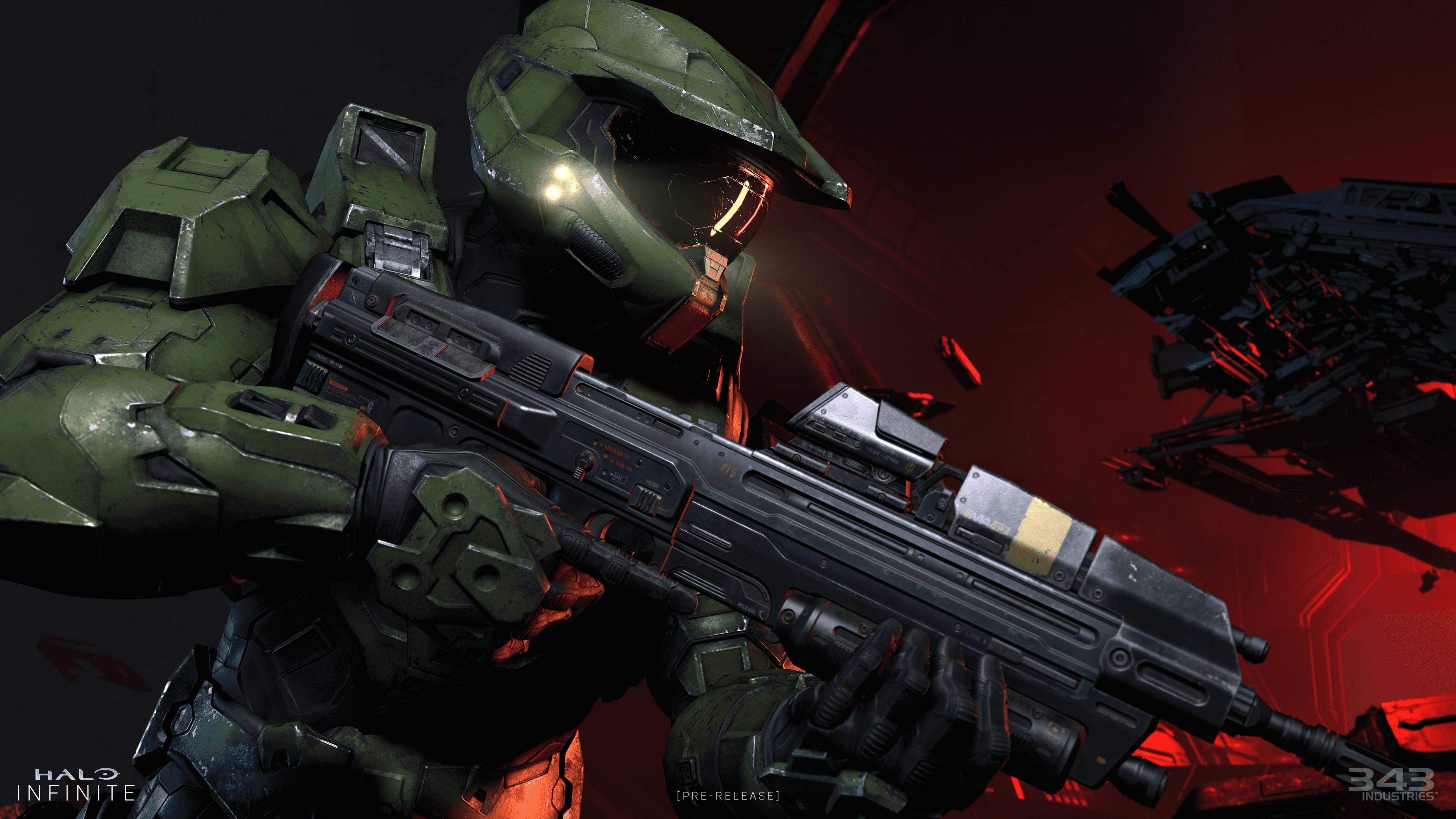 Halo Infinite 主將 壁紙 — 一名身穿綠色盔甲的斯巴達戰士，在暗紅色戰場背景下握著一把未來步槍。