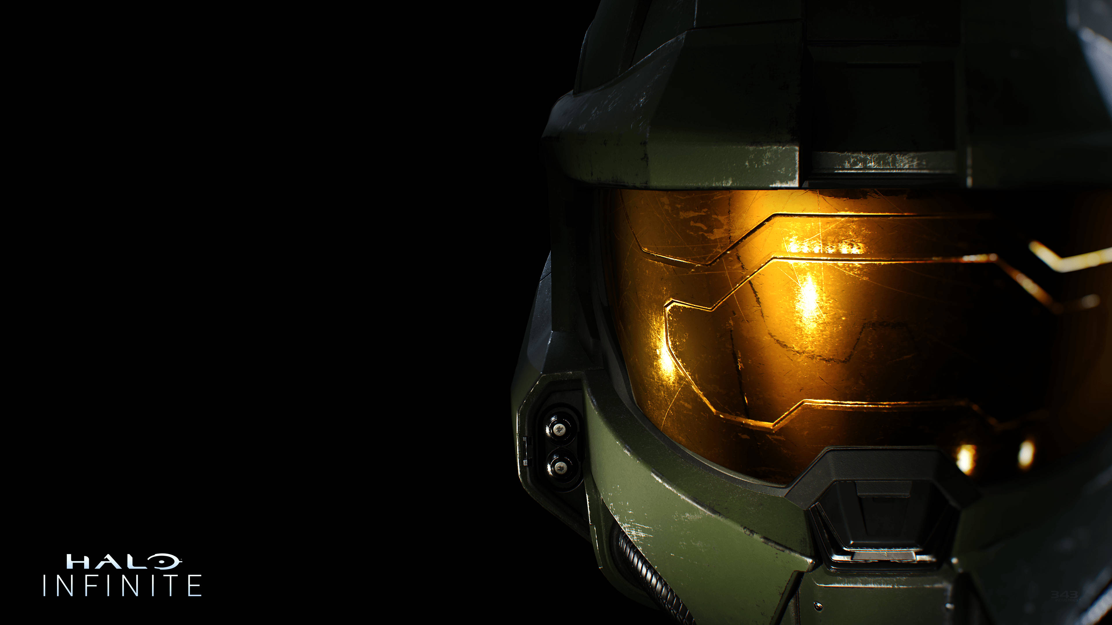 《Halo Infinite》綠色頭盔 壁紙 — 近距離拍攝的Master Chief頭盔，帶有發光橙色面罩，背景為黑色。