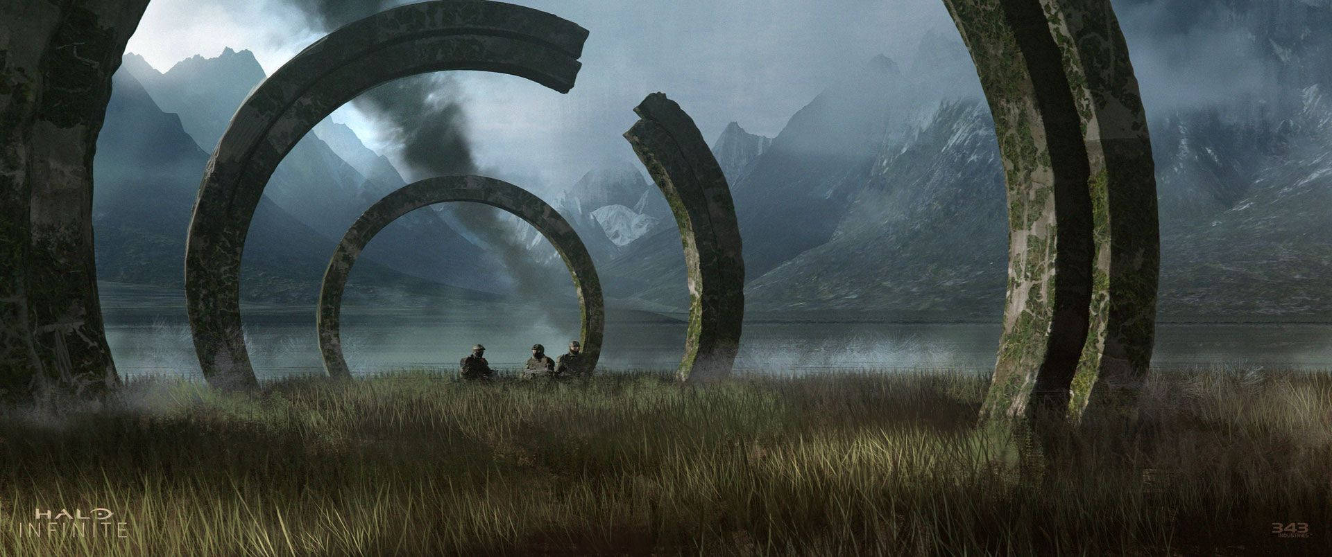 Halo Infinite 破碎的環 壁紙 — 霧氣籠罩的山脈聳立在巨大的古老環形結構背後，小小的人影敬畏地坐在草地上。