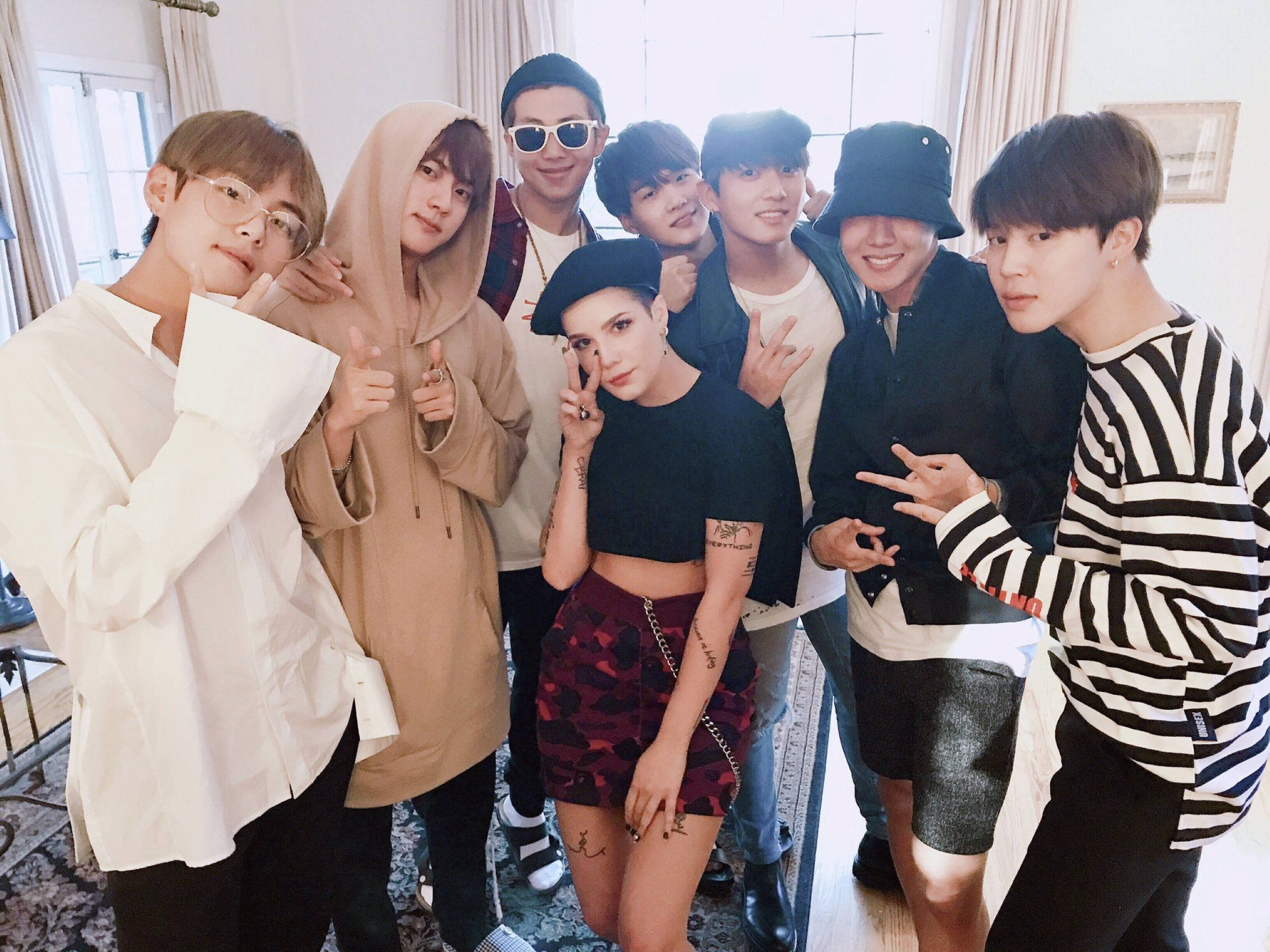 Halsey 與 BTS 2017 壁紙 — 七位年輕人一起在室內擺姿勢，動作俏皮，穿著休閒。