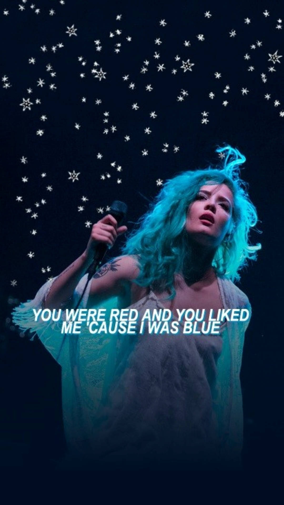 Halsey《Colors》歌詞美學風 壁紙 — 一位擁有發光藍色頭髮的歌手在星空下表演，手持麥克風並帶有文字疊加。