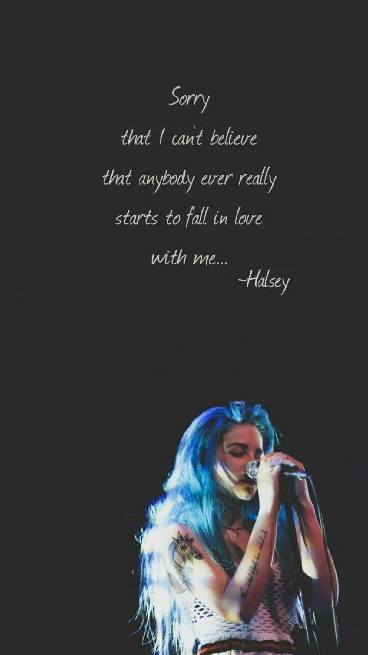 Halsey《Sorry》歌詞美學風 壁紙 — 一位藍髮歌手在舞台燈光下表演，歌詞疊加在深色背景上。