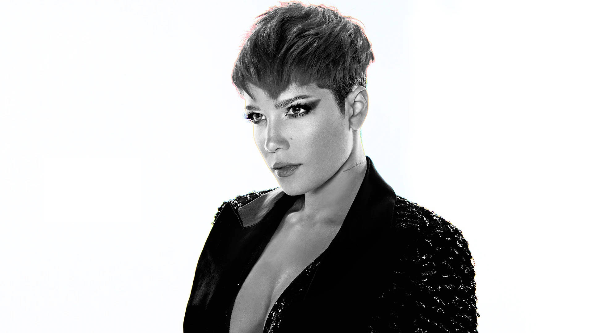 Halsey 黑白寫真 壁紙 — 一個引人注目的黑白肖像，一位短髮、妝容大膽的女性，背景是純白色。