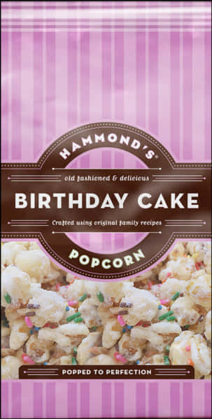 Hammonds 生日蛋糕爆米花包裝 壁紙 — 一袋Hammond's Birthday Cake爆谷，上面有彩色糖粒，背景係粉紅色條紋。