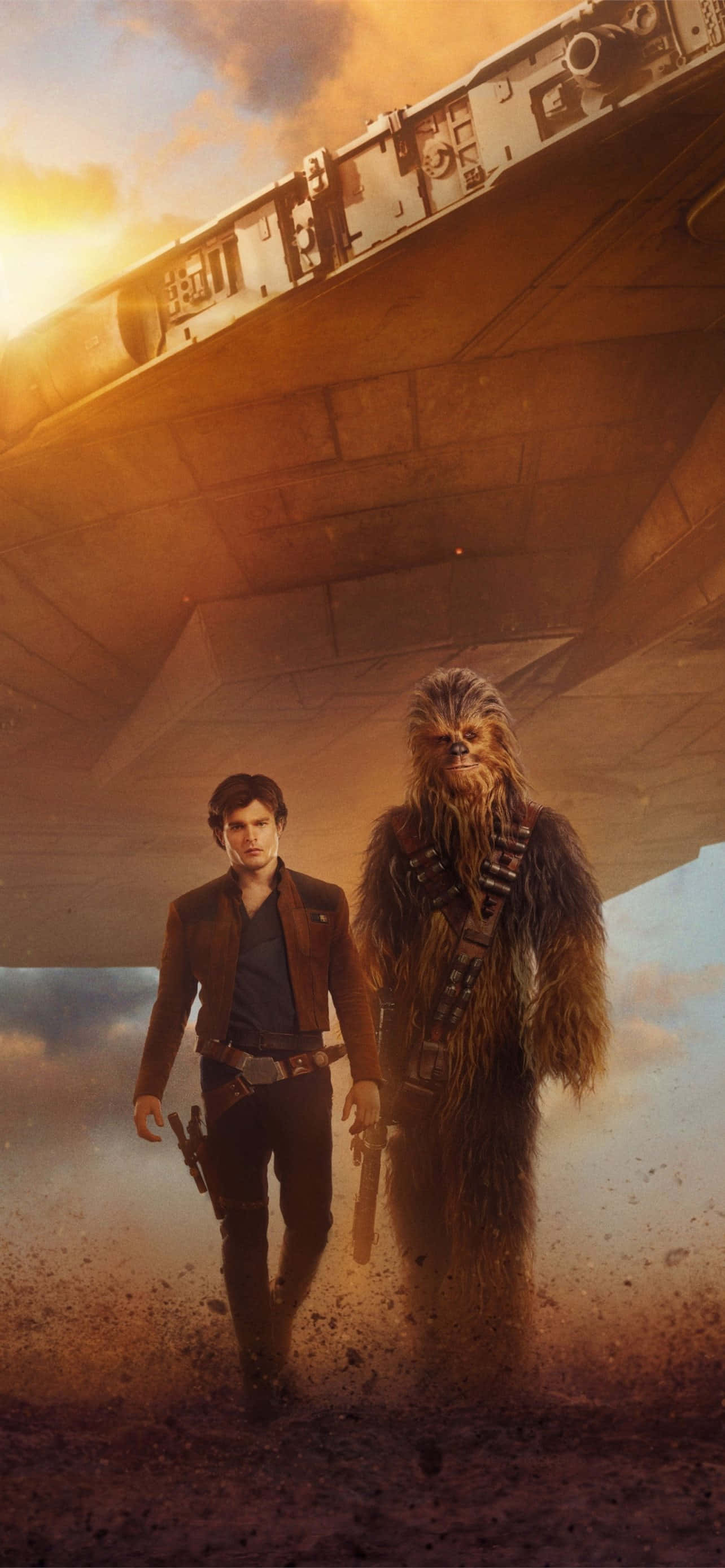 Solo A Star Wars Story 桌布 壁紙 — Han Solo 和 Chewbacca 在一艘巨大的太空船下行走，金色的光芒沐浴著塵土飛揚的景觀。