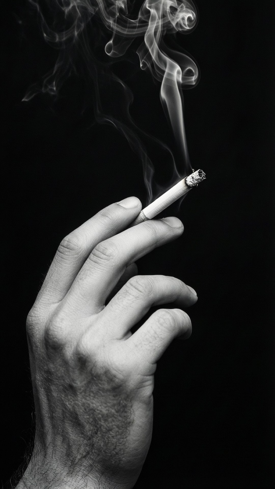 一隻手拿著點燃的香煙，煙霧在黑色背景前上升。