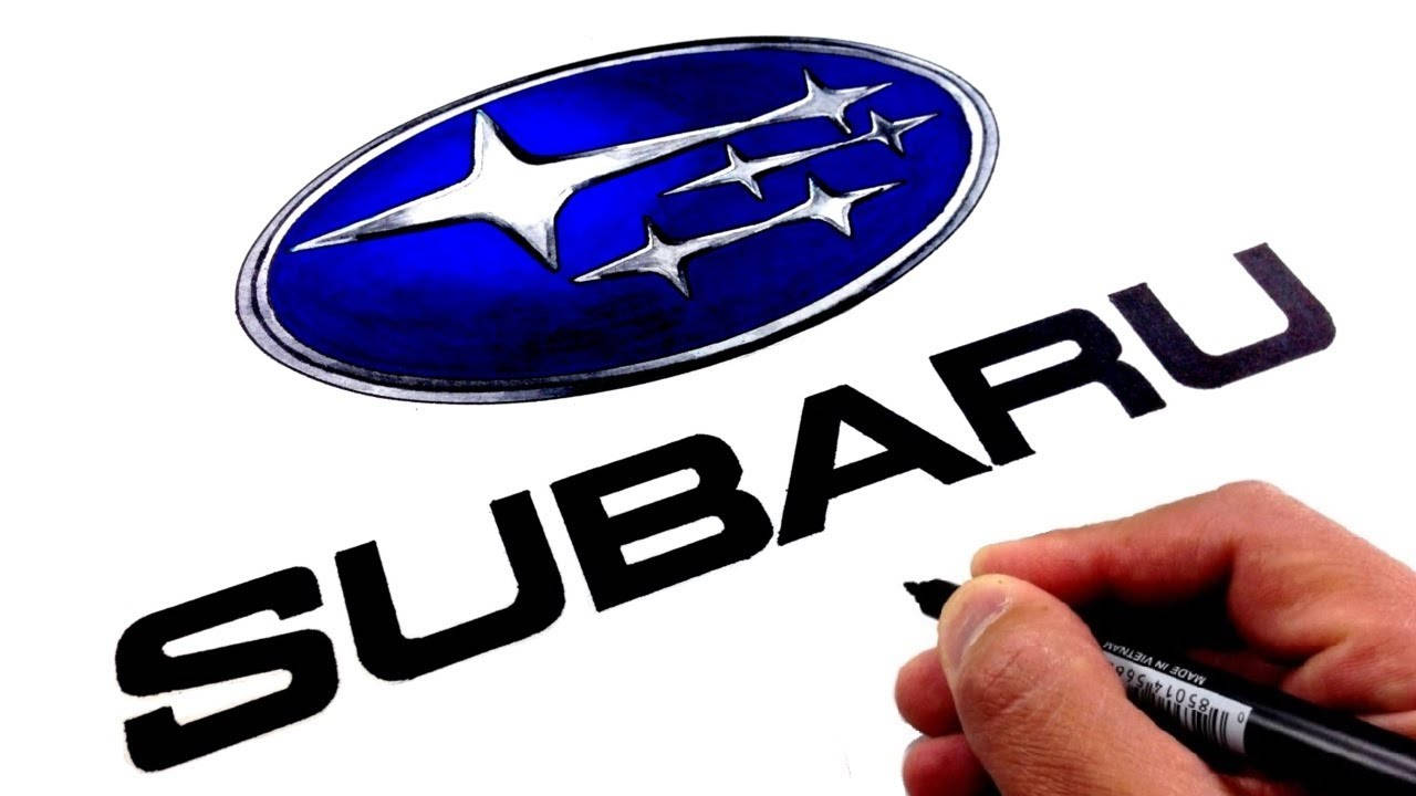手繪斯巴魯標誌解讀 壁紙 — 一隻手用黑色記號筆在白紙上繪畫 Subaru 標誌和品牌名稱。
