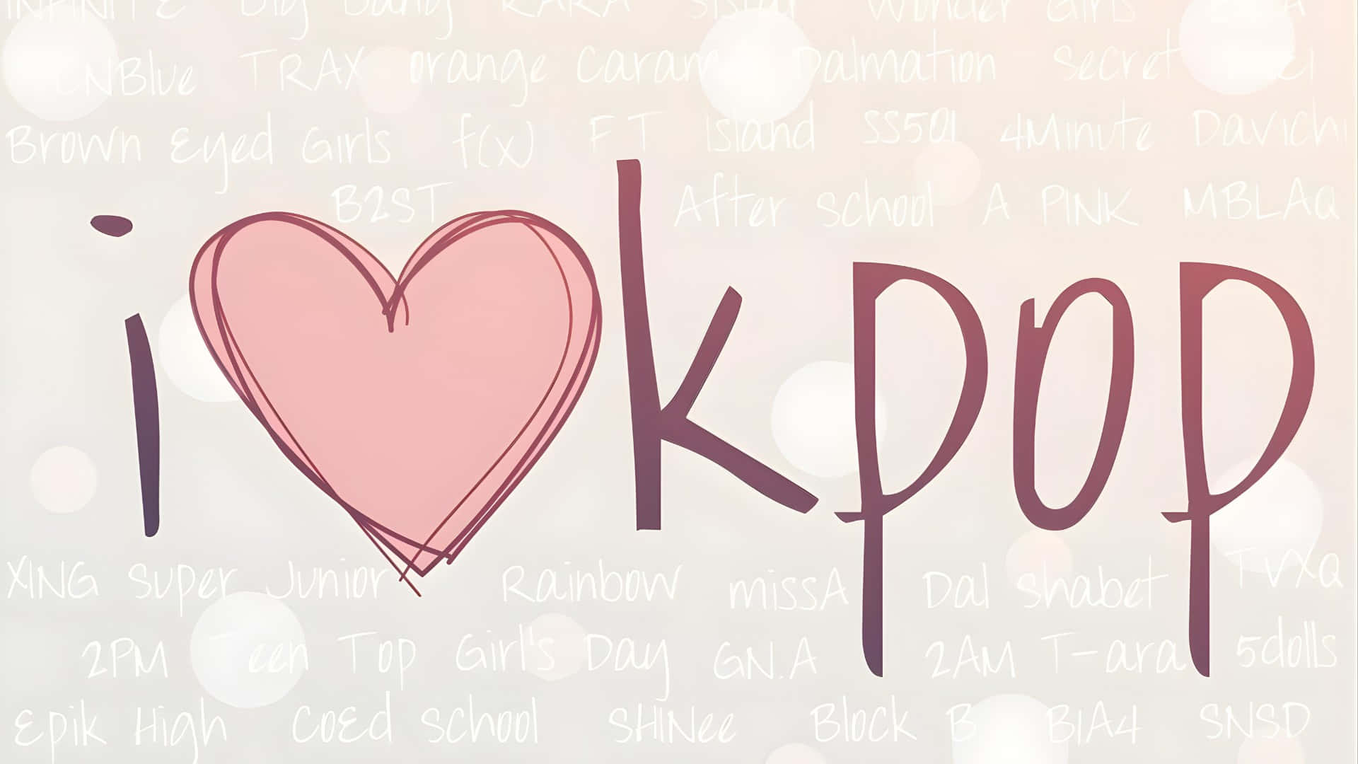  壁紙 — 手繪 'i heart kpop' 文字，帶有粉紅色心形和背景散景中模糊的 K-pop 團體名稱。