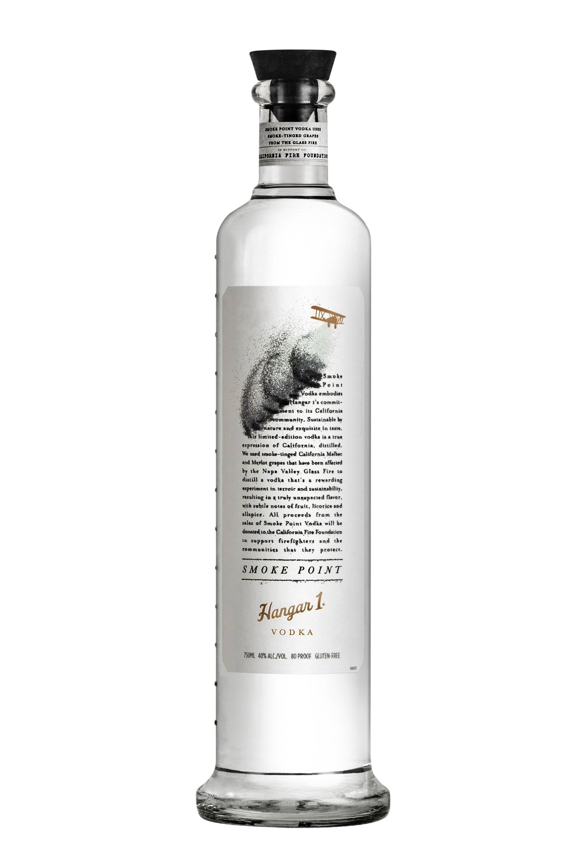 Hangar 1 直飲煙燻伏特加 壁紙 — 一個透明玻璃瓶的 Hangar 1 伏特加，帶有黑色瓶蓋和詳細標籤，上面有復古飛機插圖。