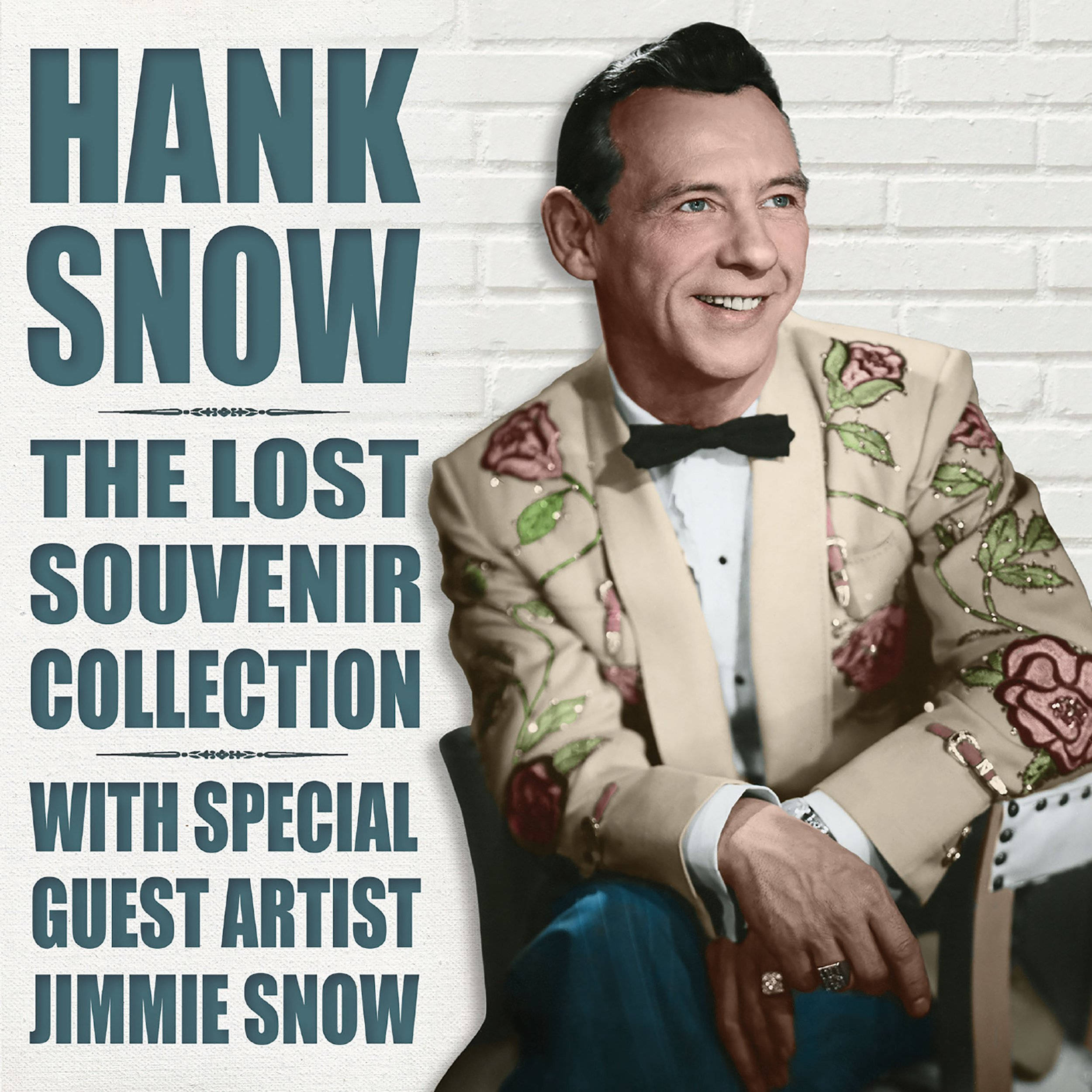 Hank Snow 紀念海報 壁紙 — Hank Snow 穿著玫瑰刺繡西裝，在白色磚牆前微笑，帶有復古文字疊加。