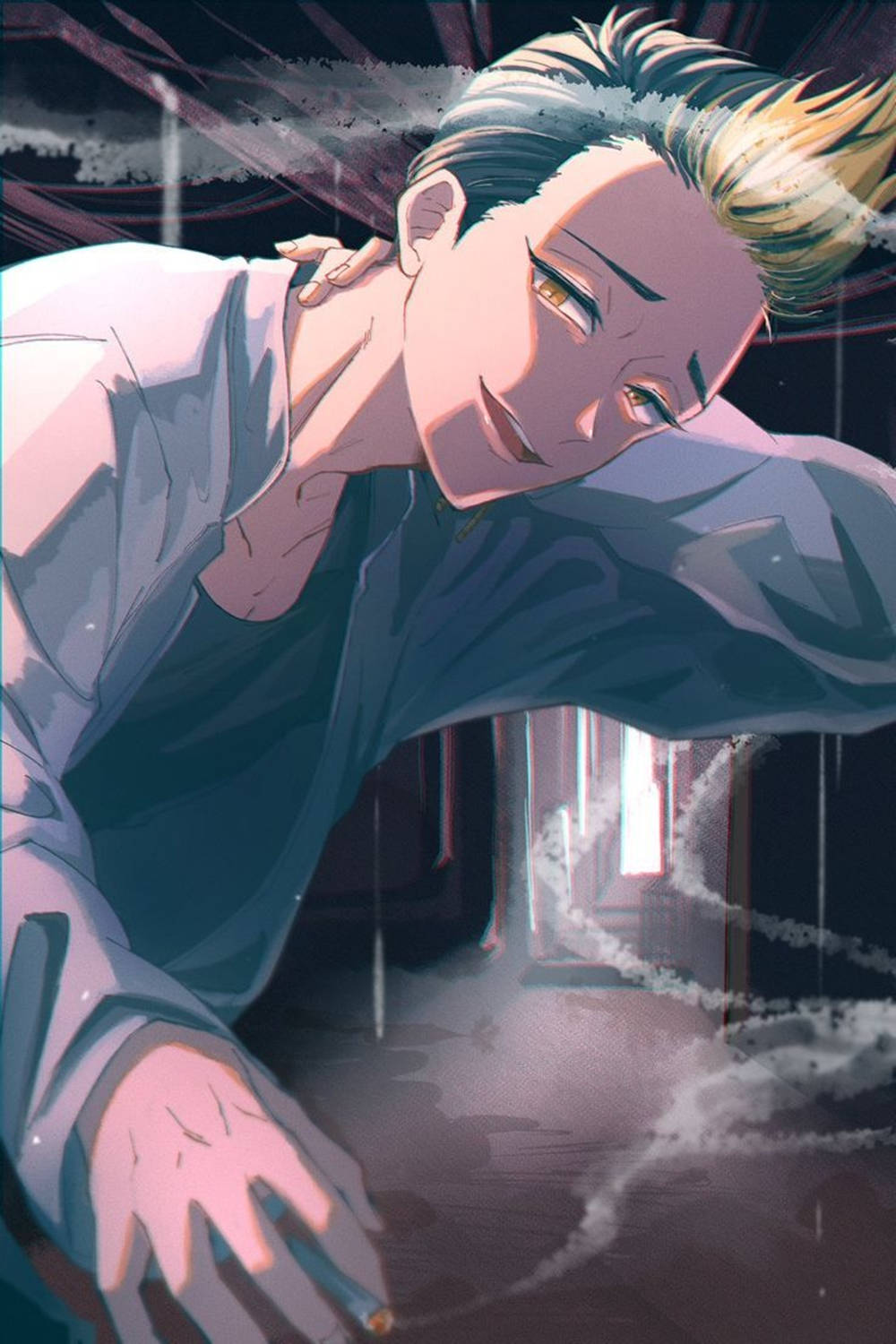 金發動漫男子在室內吸煙時露出得意的笑容。