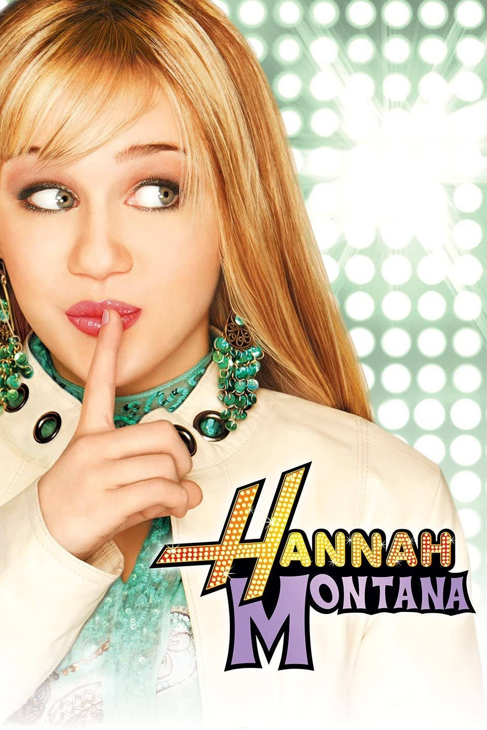 Hannah Montana 絕對秘密姿勢 壁紙 — 一位金髮年輕女子戴著閃亮綠色耳環，在明亮的波點背景前將手指放在嘴唇上。