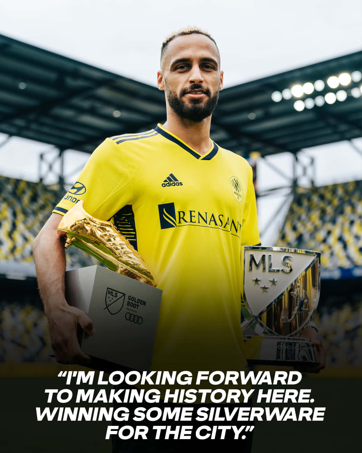 Hany Mukhtar 獲得2022年Landon Donovan MLS最有價值球員獎致辭 壁紙 — 一名身穿黃色球衣的足球運動員在體育場內，背景有球迷，手持金色靴子和MLS獎盃。
