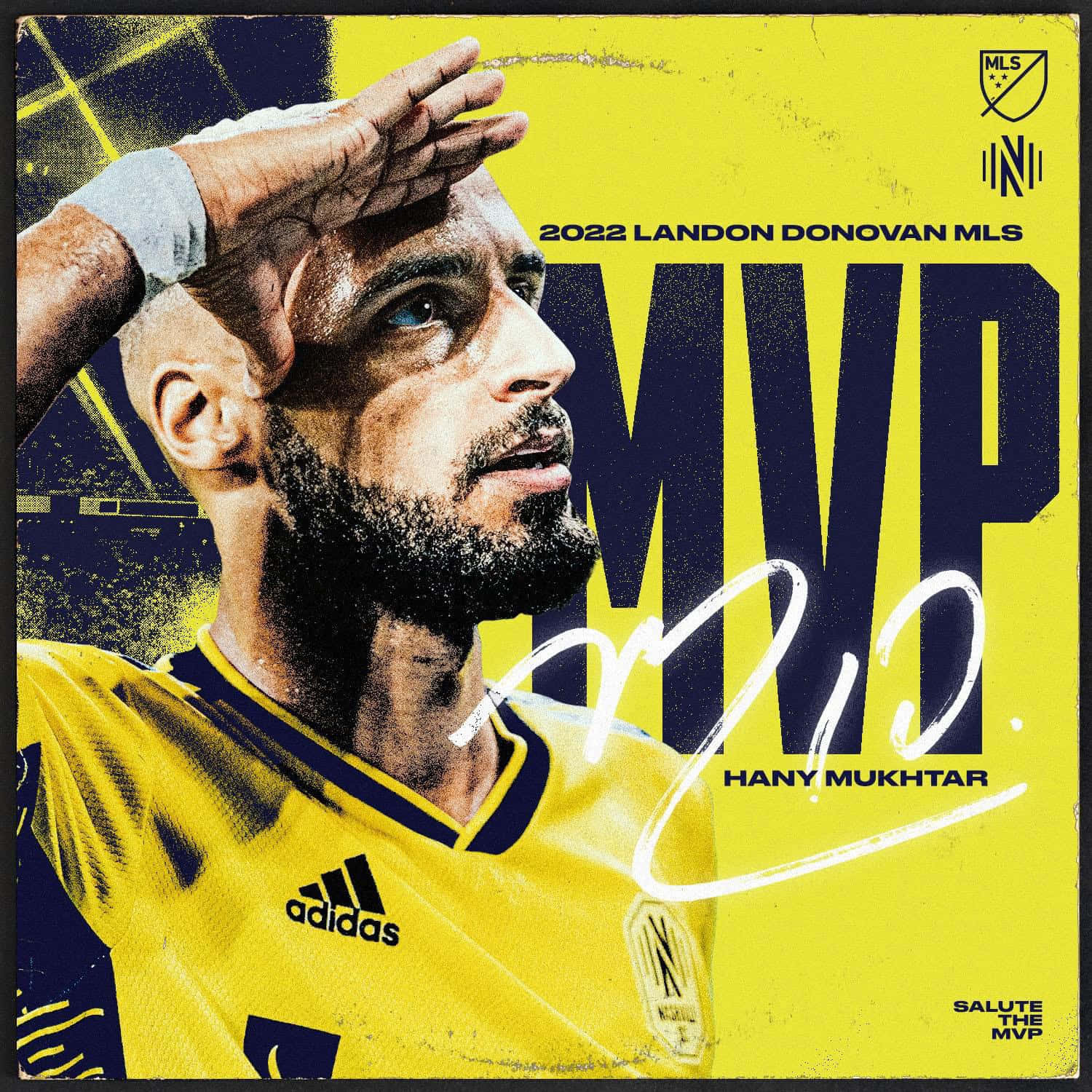 Hany Mukhtar 獲頒2022年Landon Donovan MLS MVP獎項簽名海報 壁紙 — 一個大膽的圖形肖像，描繪足球員 Hany Mukhtar 身穿黃色球衣，用手遮擋眼睛，背景是鮮豔的黃色並帶有 'MVP' 文字。