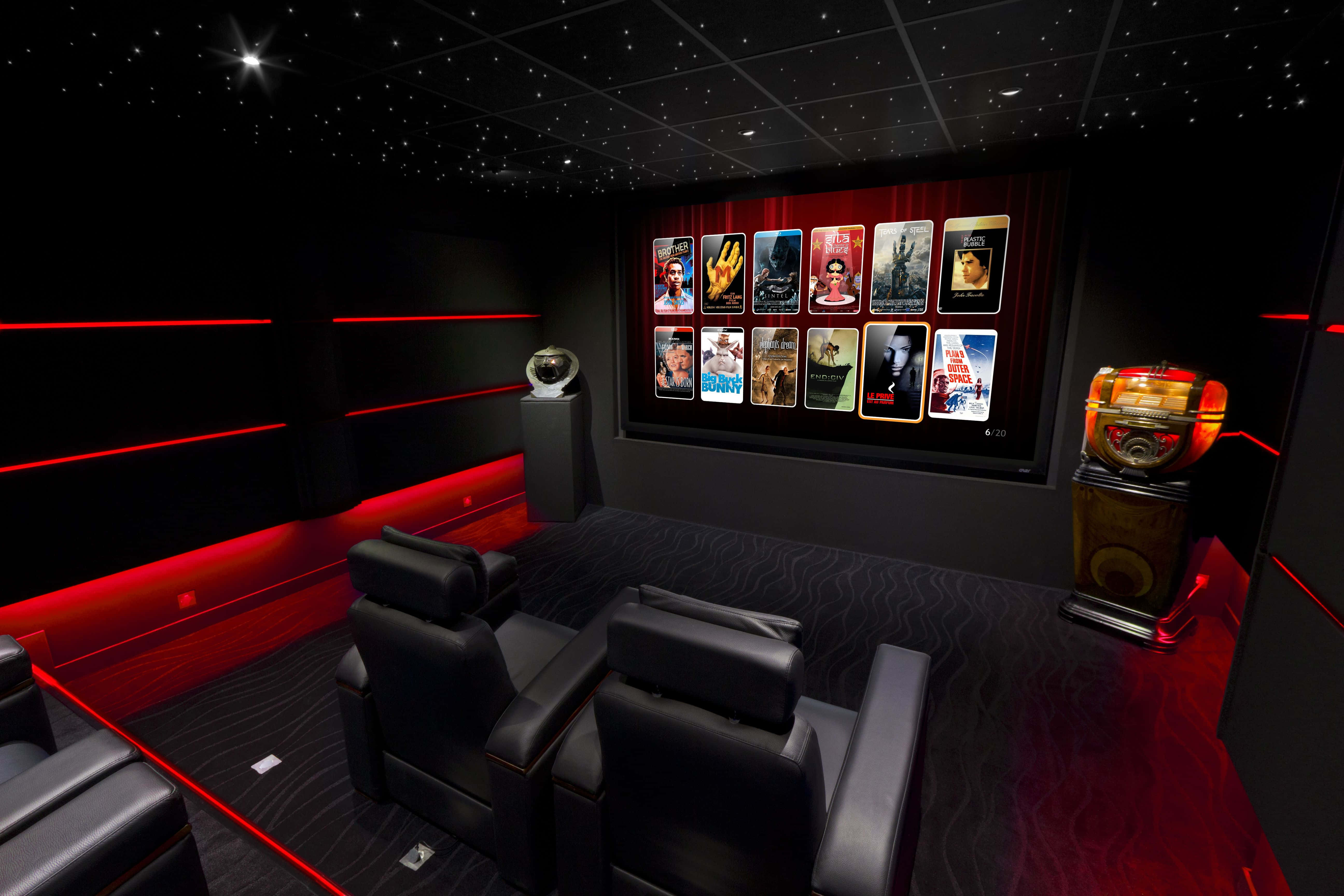 Home Cinema 桌布 壁紙 — 豪華家庭影院，配有黑色皮革躺椅、紅色重點照明、星空天花板和復古點唱機。