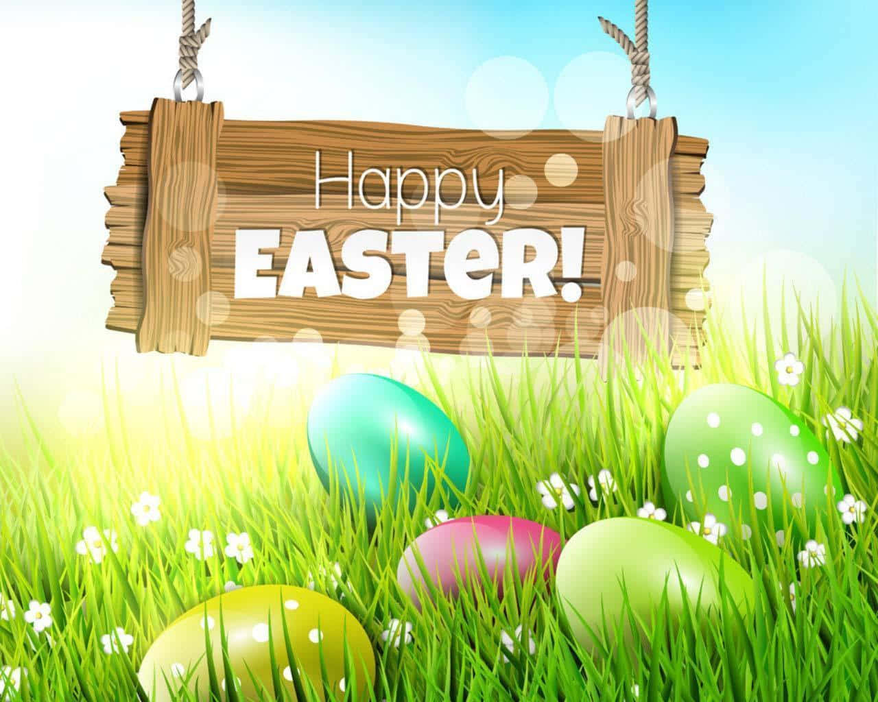 草地上色彩繽紛的復活蛋，上方有一個寫著 Happy Easter 的木製標牌