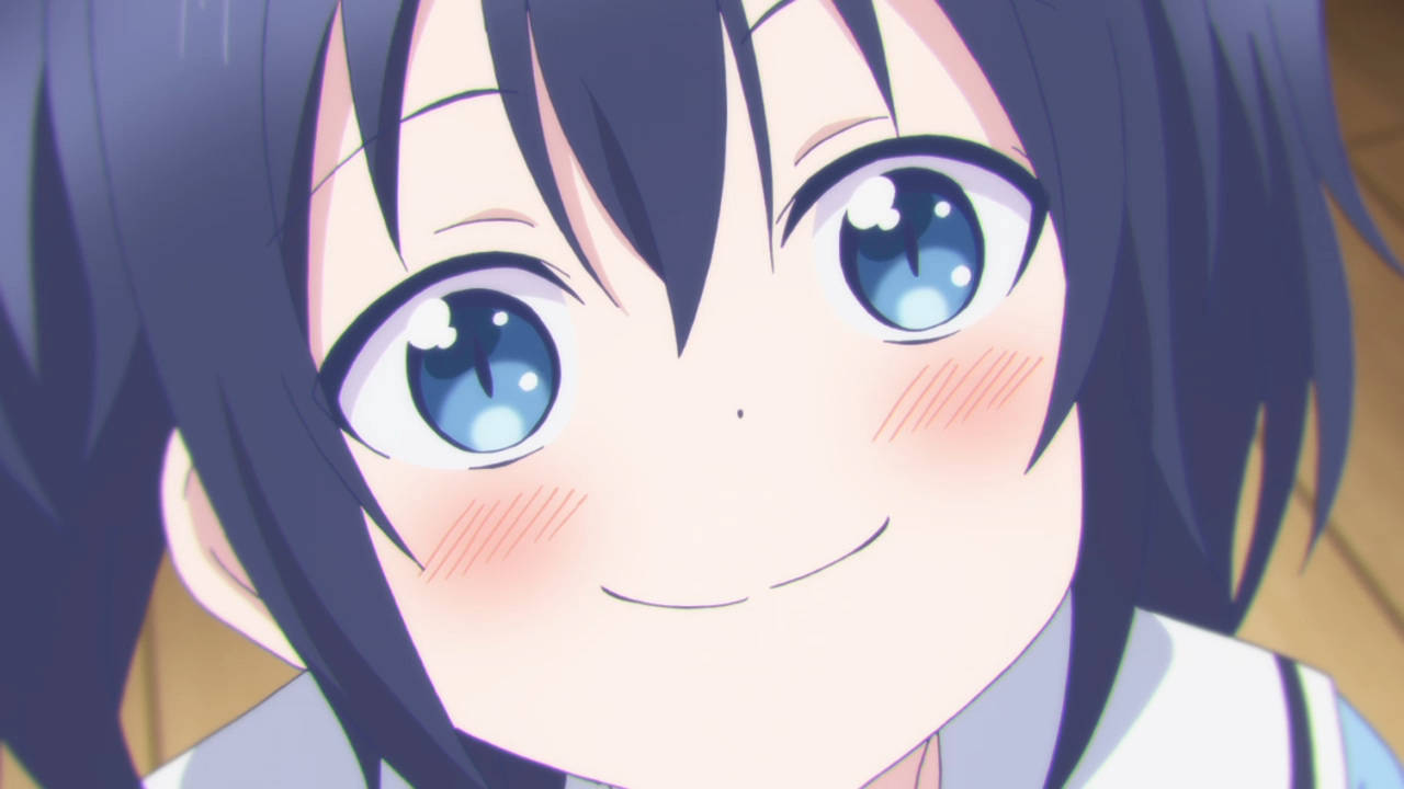 《Happy Sugar Life》可愛Shio 壁紙 — 一個開心嘅動漫女仔，藍色眼睛同深色頭髮，近距離對住觀眾溫暖咁笑。