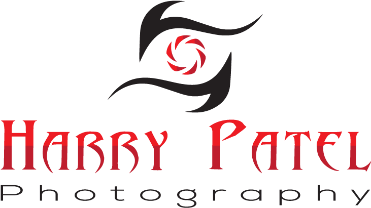 Harry Patel 攝影標誌 壁紙 — 一個風格化的黑色眼睛，帶有紅色相機光圈瞳孔，上方有粗體紅色哥德式文字寫著 Harry Patel Photography，背景為黑色。