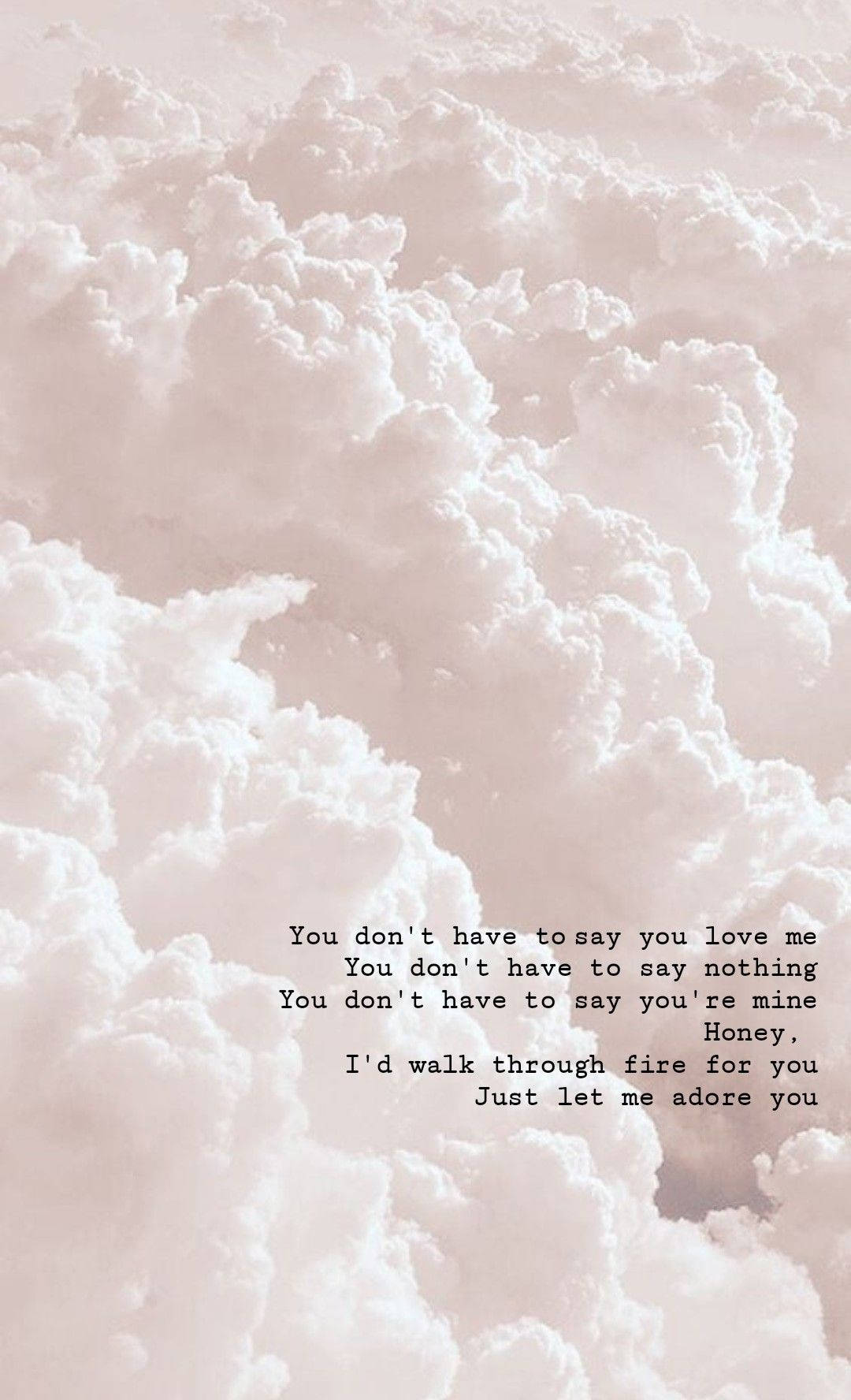 Harry Styles《Adore You》歌詞 壁紙 — 柔和的粉紅色和白色雲朵形成夢幻般的天空背景，襯托一首關於愛情和奉獻的浪漫詩歌。