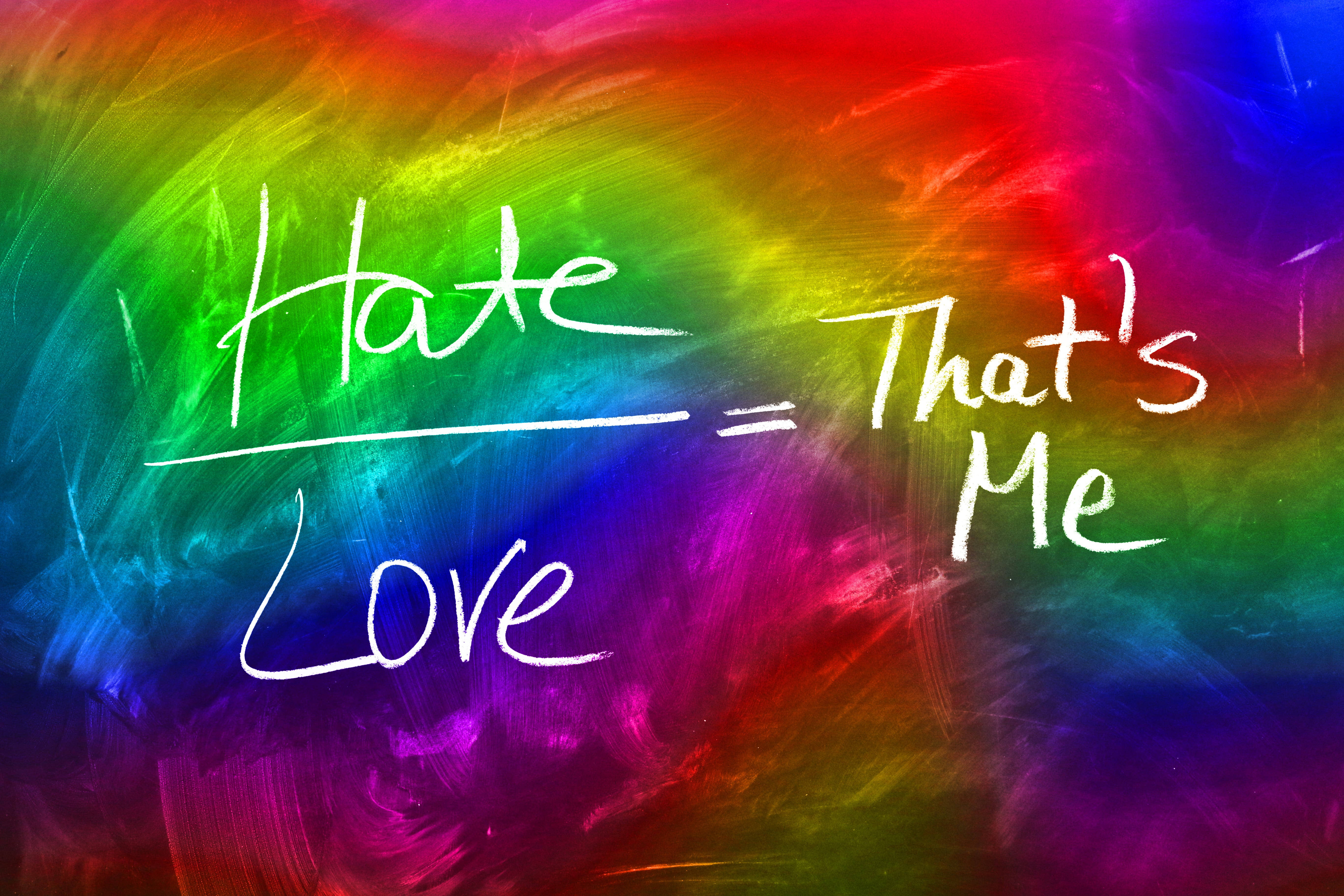 彩色 Hate Love 壁紙 — 充滿活力的彩虹背景，白色粉筆文字以表現力豐富的筆觸寫著「Hate over Love equals That's Me」。