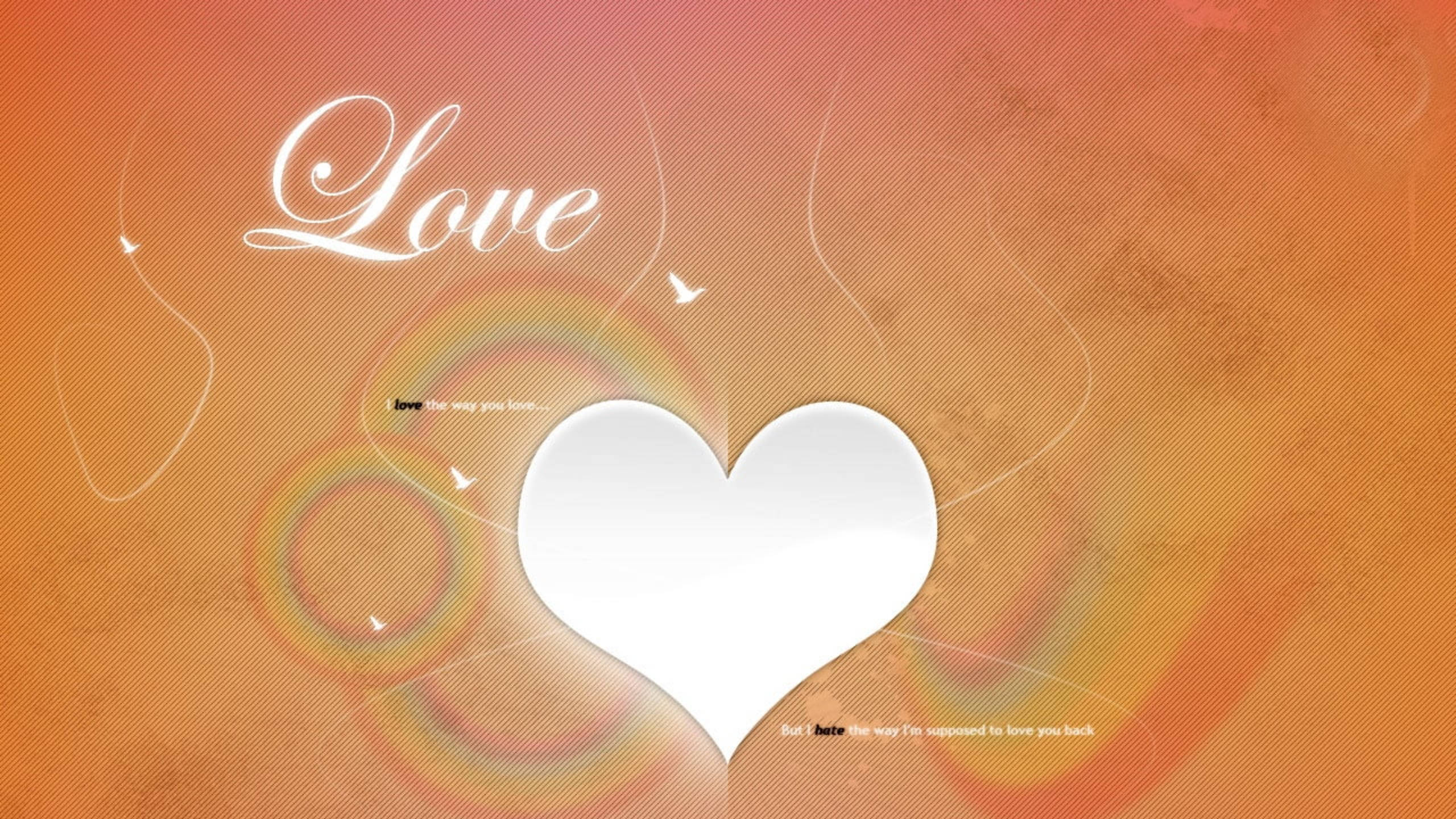 Hate Love 梯度橙色 壁紙 — 一個白色心形漂浮在溫暖的漸變背景上，帶有旋轉線條和優雅字體的「Love」字樣。