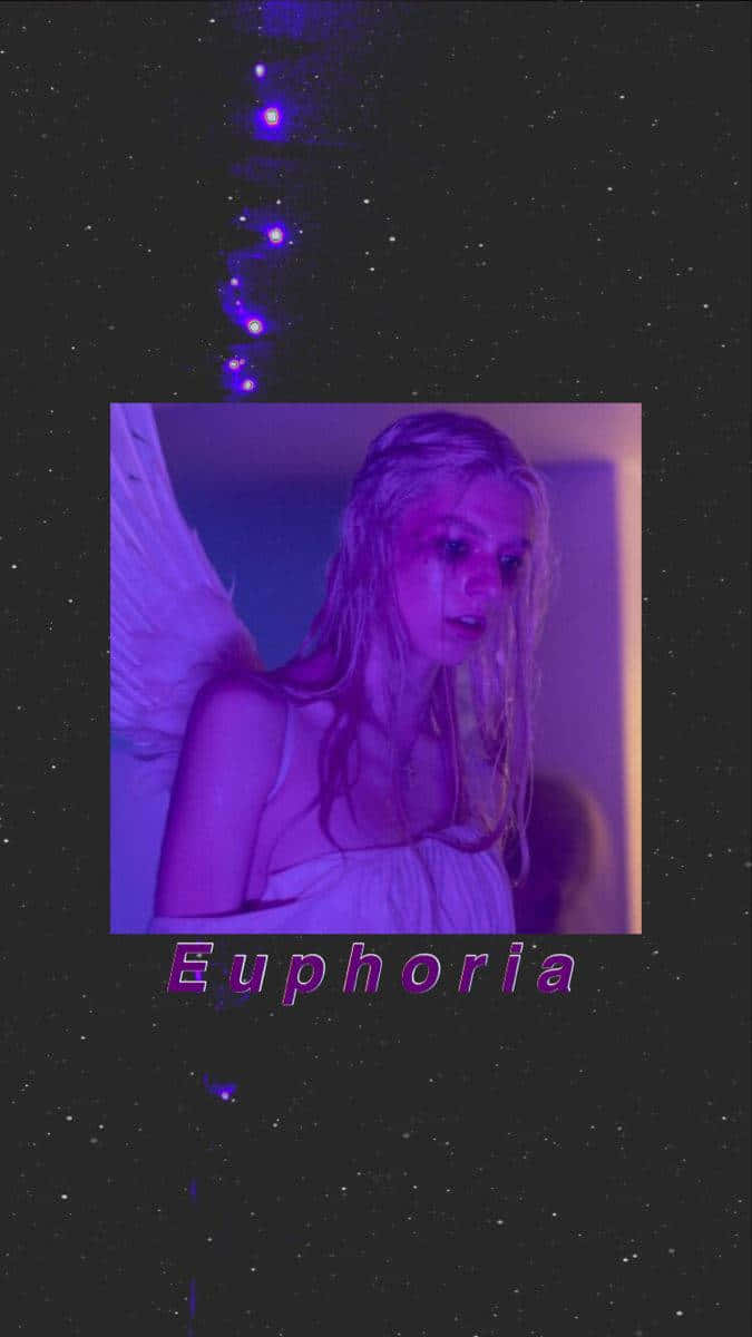 一個擁有天使翅膀的人在紫色光芒下，背景是星空，並帶有Euphoria字樣。