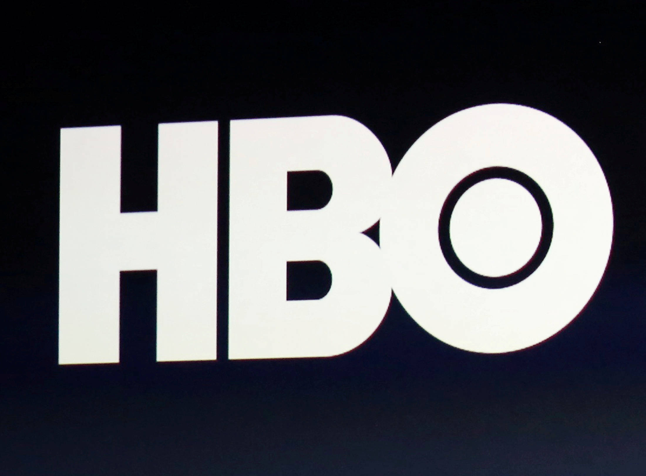 HBO 原始標誌 壁紙 — 大膽的白色HBO標誌在帶有微妙漸變的深黑色背景上發光。