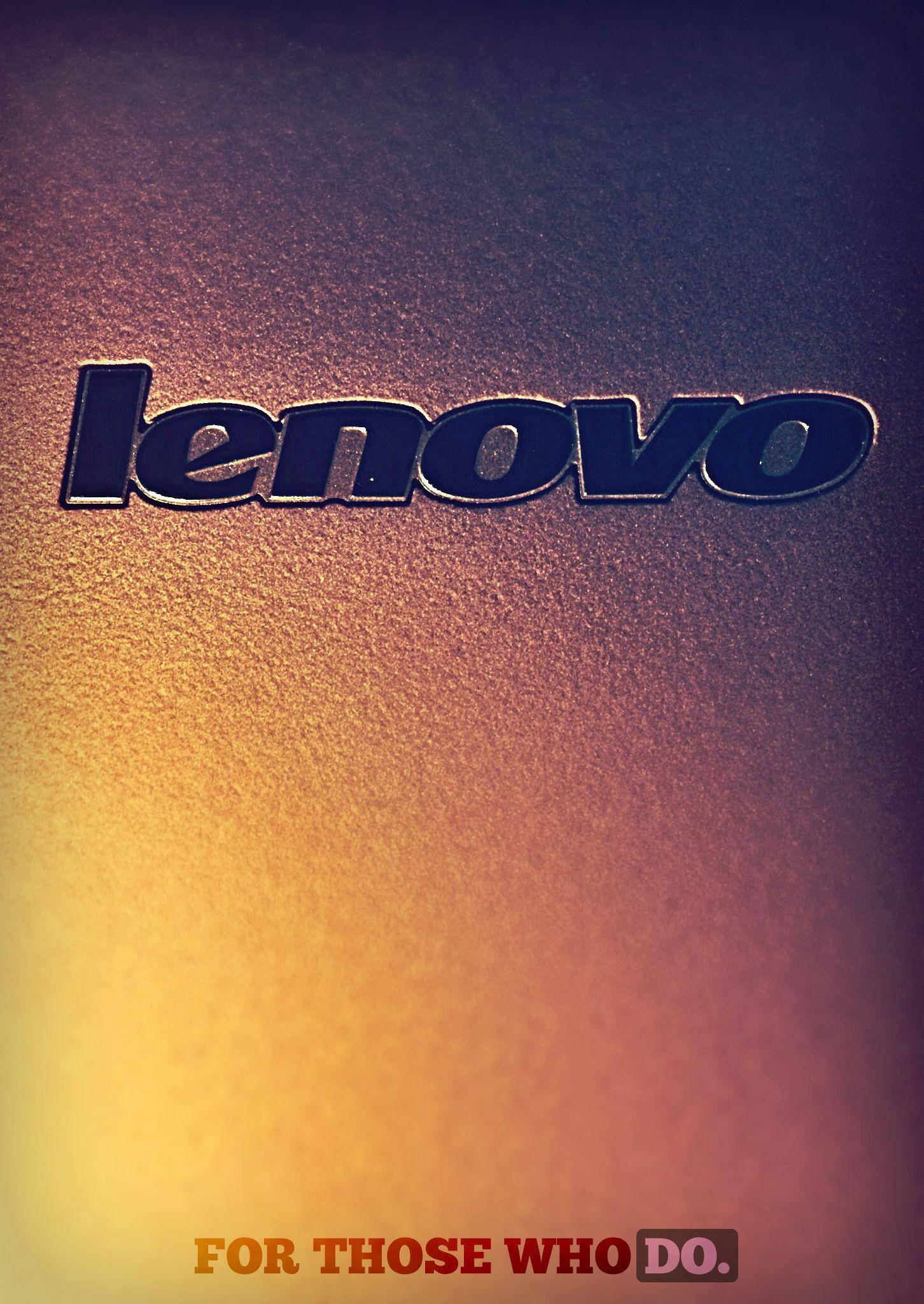 筆記本電腦標誌 聯想 HD 壁紙 — Lenovo 標誌壓印在紋理表面上，帶有溫暖漸變燈光和為行動者而設的標語。