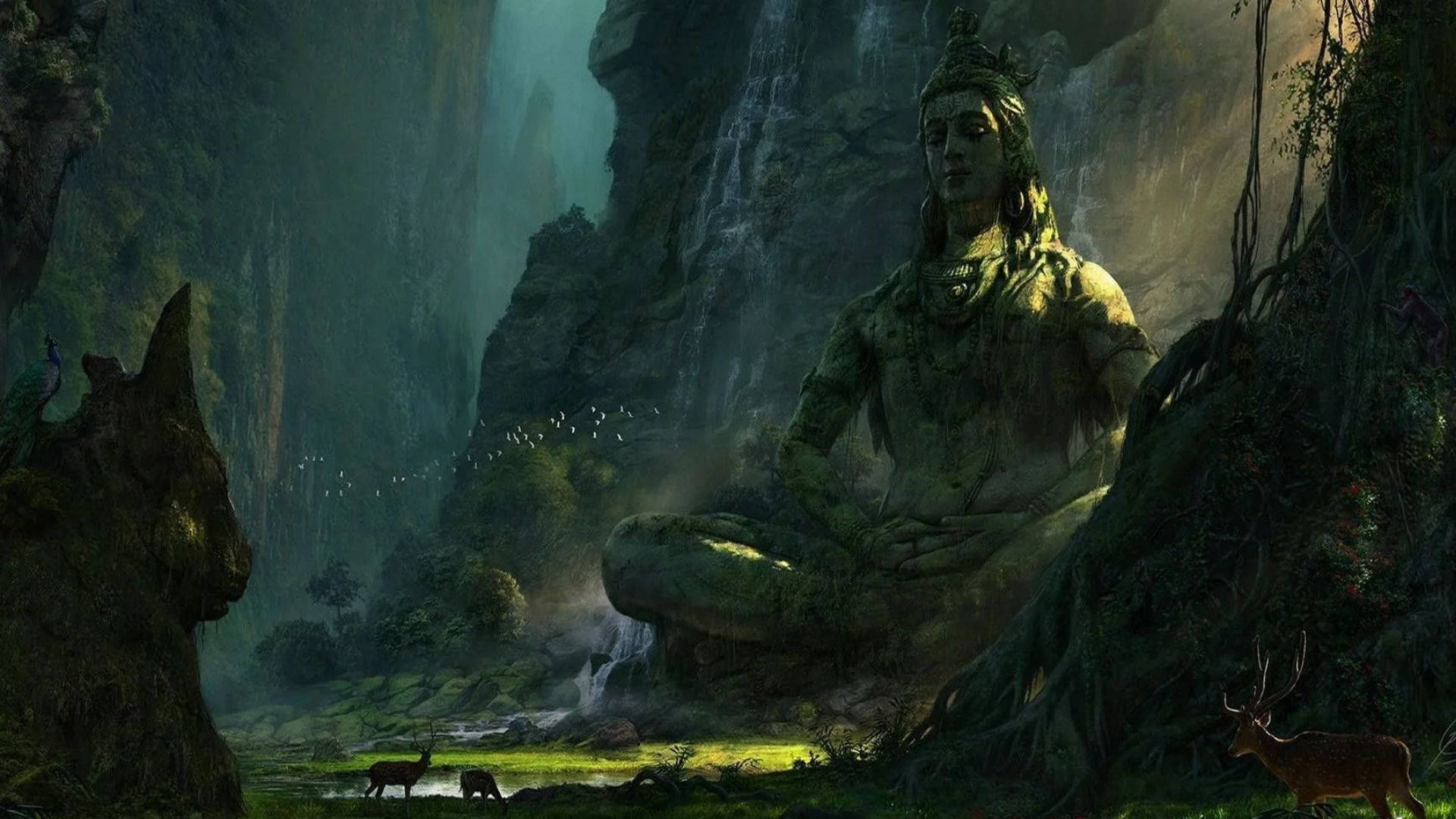 洞穴濕婆神雕像 HD 壁紙 — 一座巨大、長滿青苔的冥想神像，寧靜地坐在霧氣瀰漫的叢林山谷中，附近有瀑布和鹿。