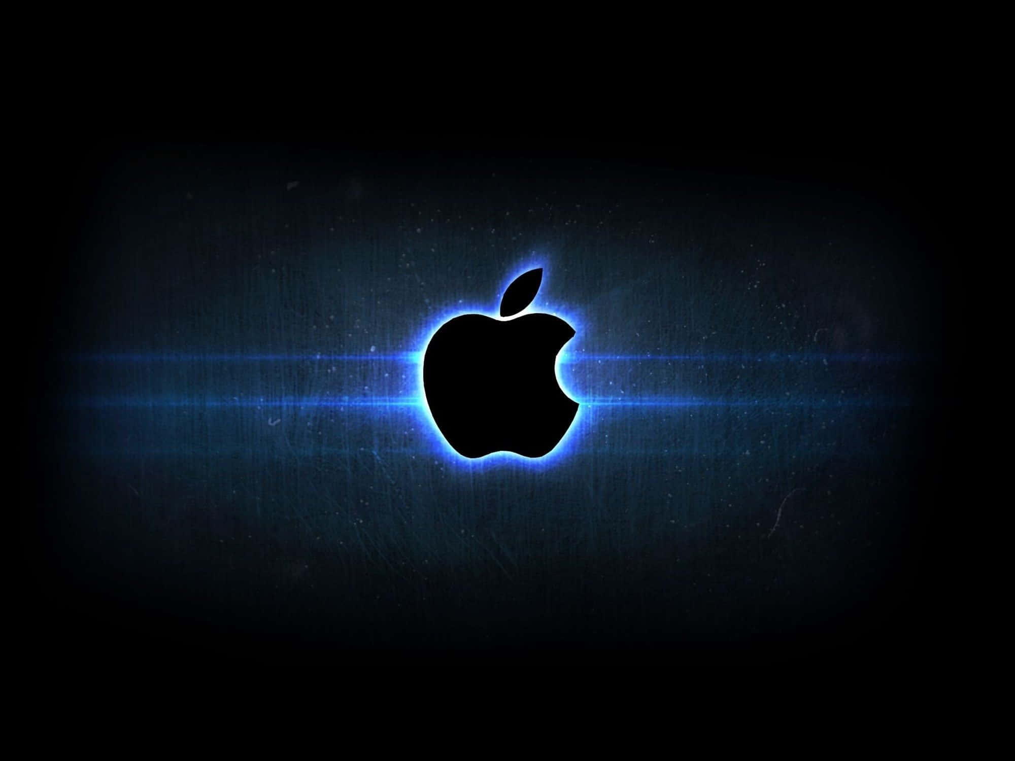 藍色光暈 HD Apple 背景 壁紙 — 發光的藍色Apple標誌在深色紋理背景上散發光芒，帶有微妙的鏡頭光暈效果。
