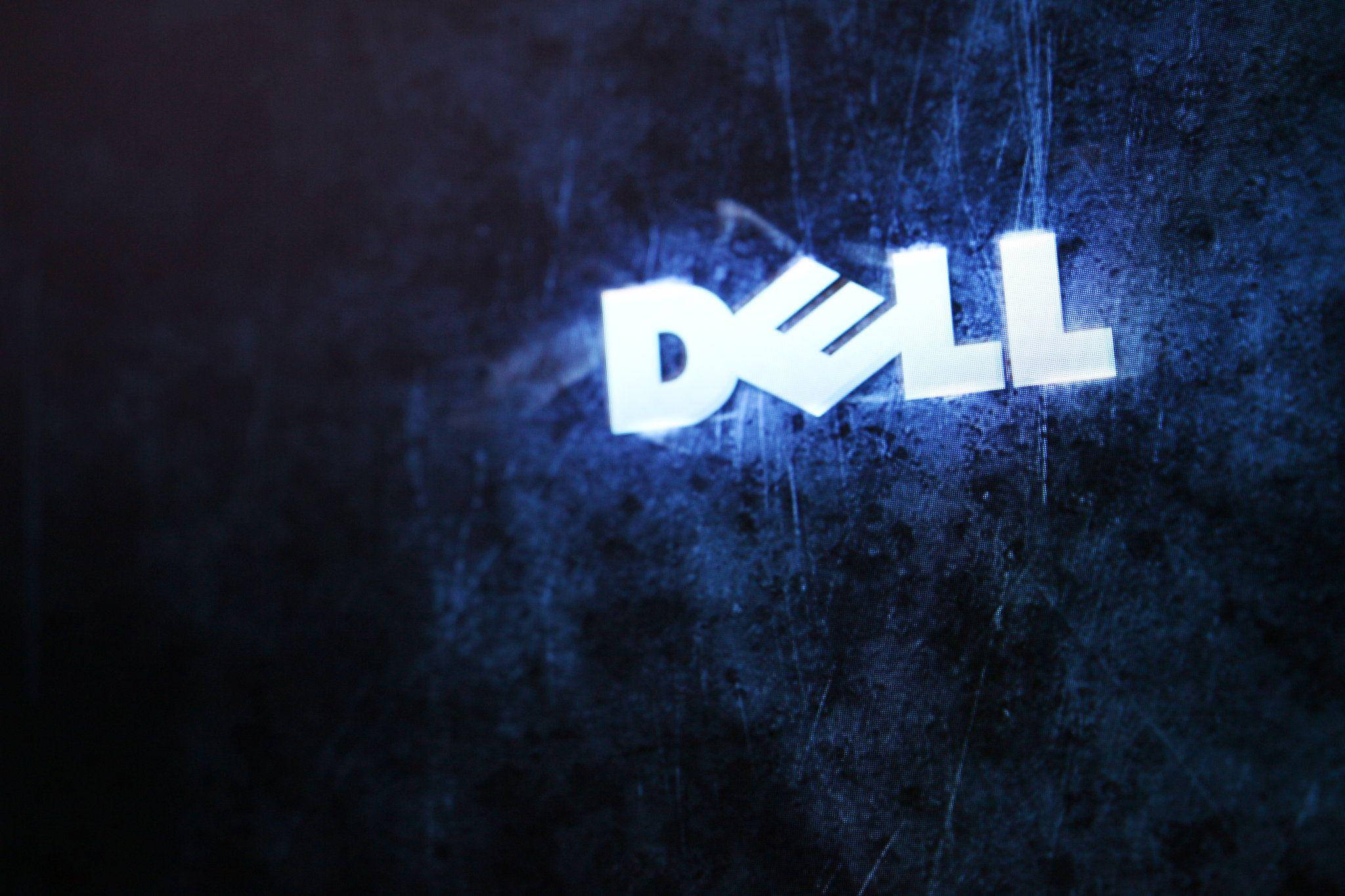 故障風格戴爾HD標誌 壁紙 — 發光的白色Dell標誌在帶有粗糙紋理的深色刮痕藍色表面上脫穎而出。
