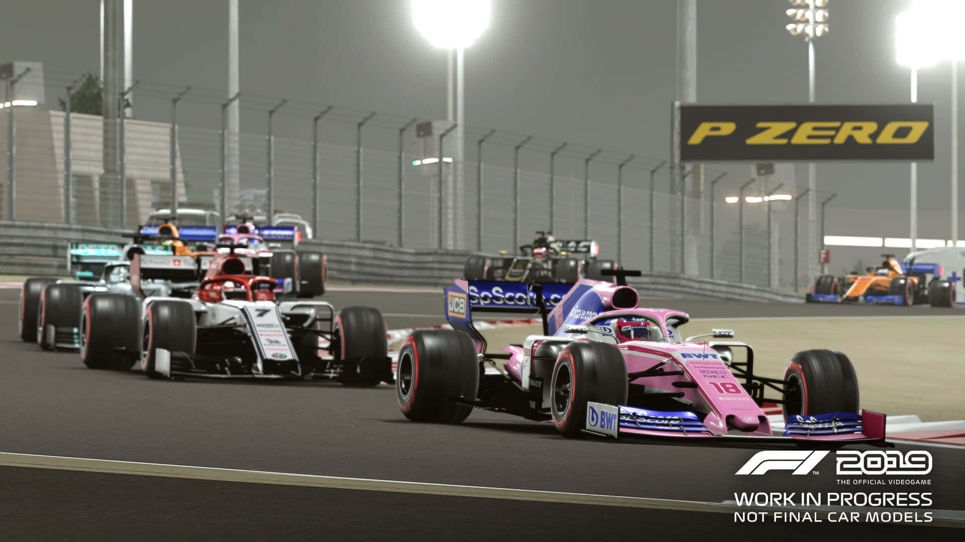 HD F1 2019 帶來真實賽車體驗 壁紙 — F1 賽車在明亮的體育場燈光下，在昏暗的夜間賽道上飛馳，可見「P ZERO」標誌。