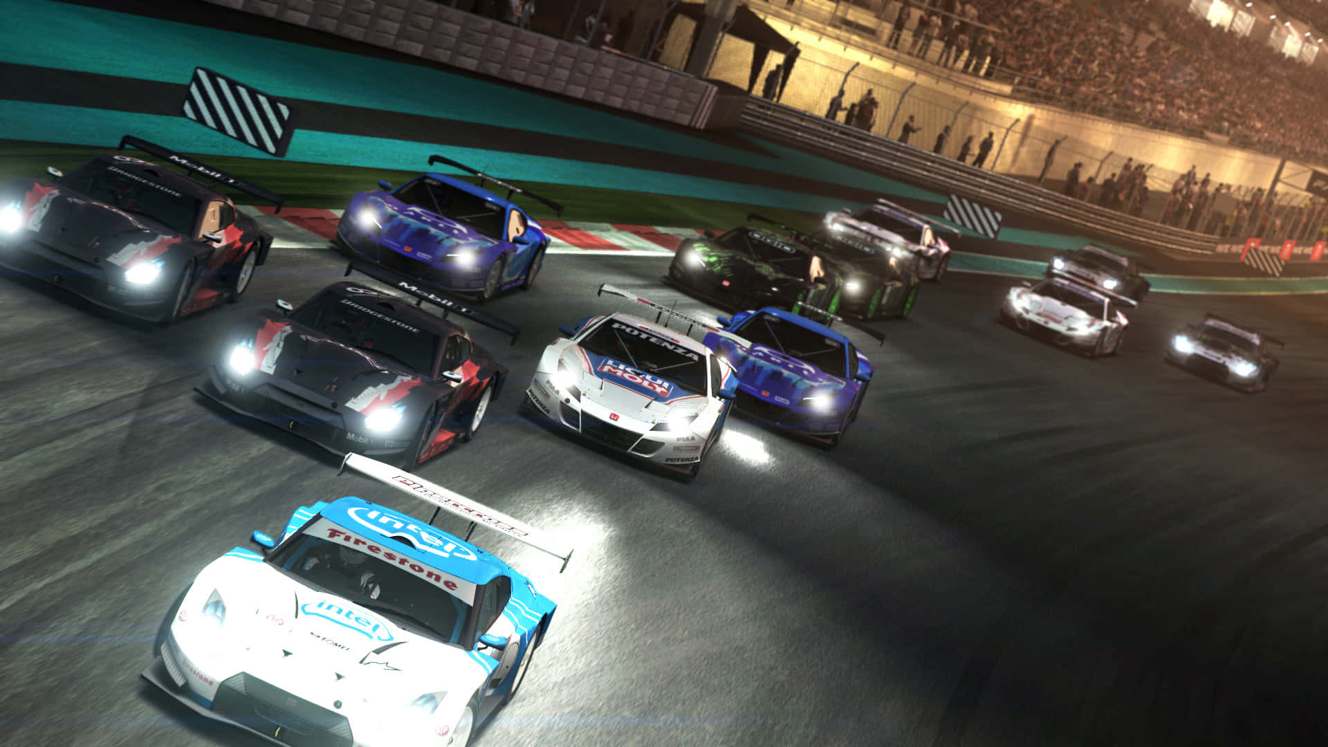 HD Grid Autosport 緊張刺激賽車背景 壁紙 — 高速賽車配備明亮頭燈，在體育場燈光下的潮濕夜間賽道上爭奪位置。