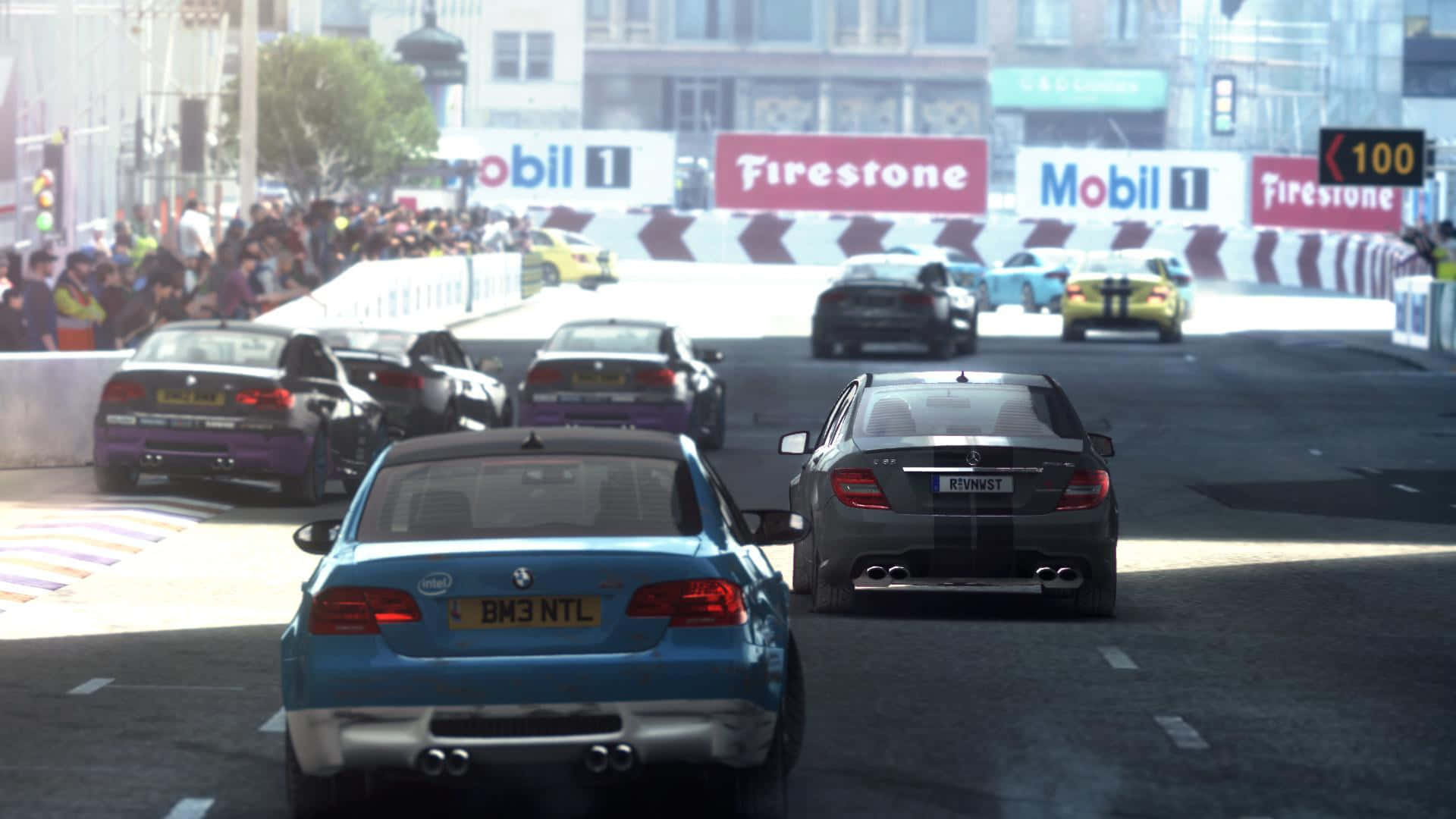 HD Grid Autosport Steam 頁面背景 壁紙 — 一輛藍色寶馬和黑色平治在陽光明媚的城市賽道上飛馳，人群在護欄後歡呼。