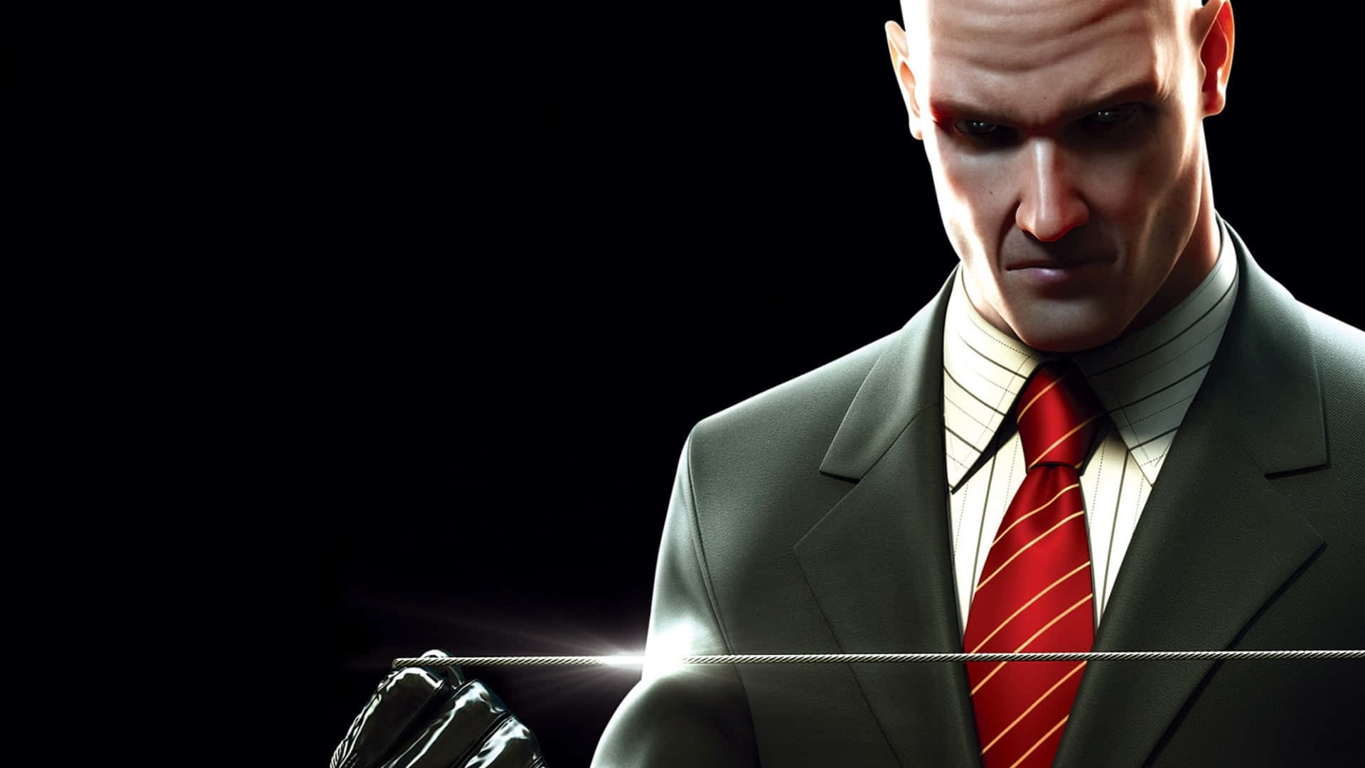 纖維線 HD Hitman 2 壁紙 — 一個光頭男子身穿西裝和紅色領帶，在黑色背景前專注地拿著一條發光的電線。