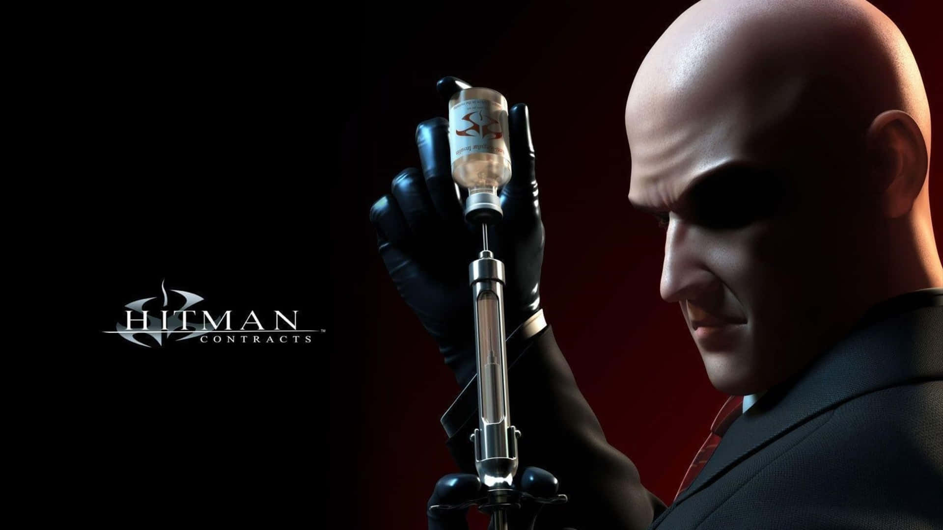 HD《Hitman 2》中的毒藥 壁紙 — 一個光頭男子身穿西裝，在深紅色背景前手持一支帶有標籤「45」的藥瓶注射器。