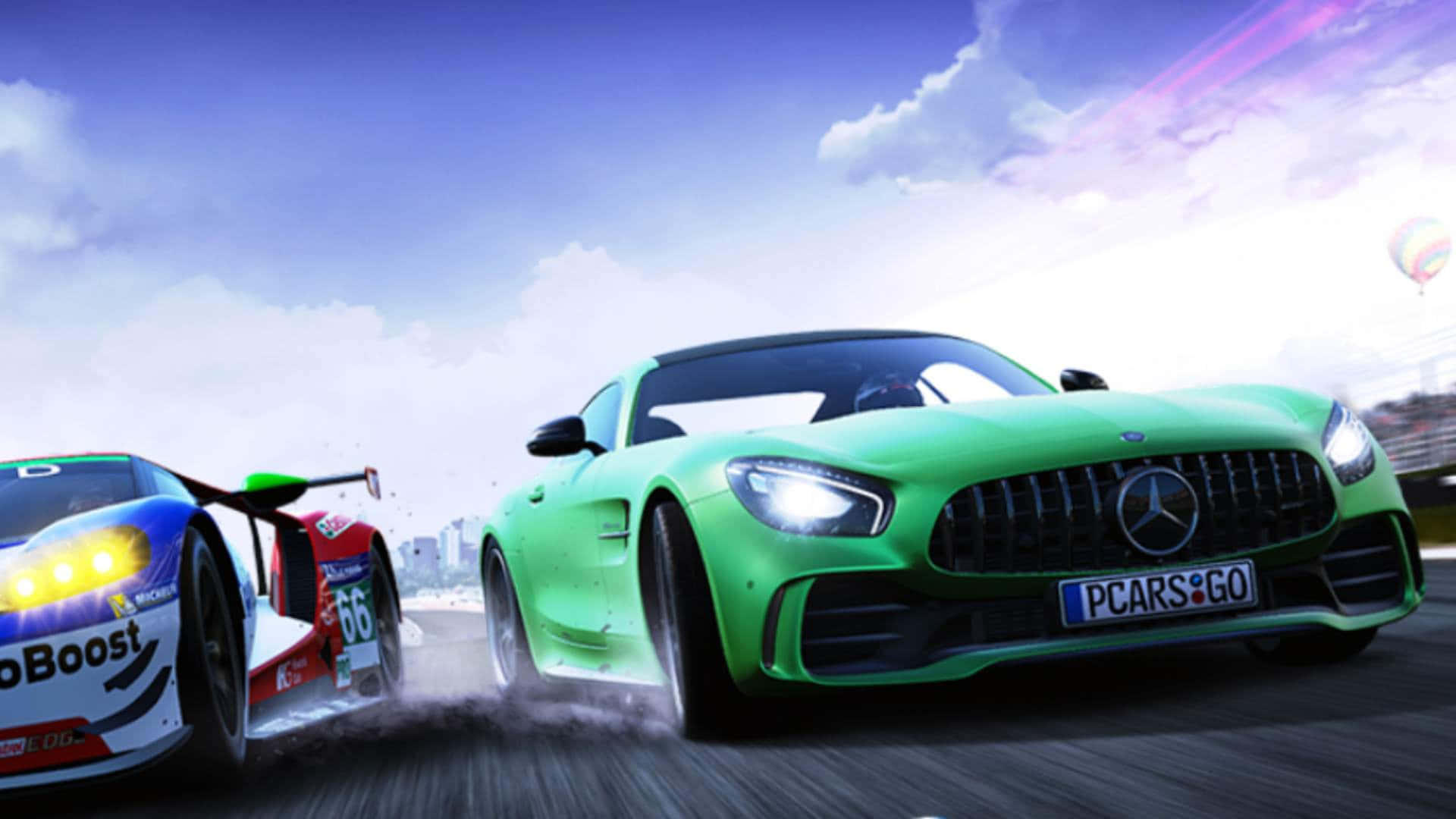 HD Project Cars Go 遊戲賽車背景 壁紙 — 兩輛高速賽車在陽光明媚的賽道上競爭性地飄移，背景是充滿活力的天空和遠處的城市景觀。