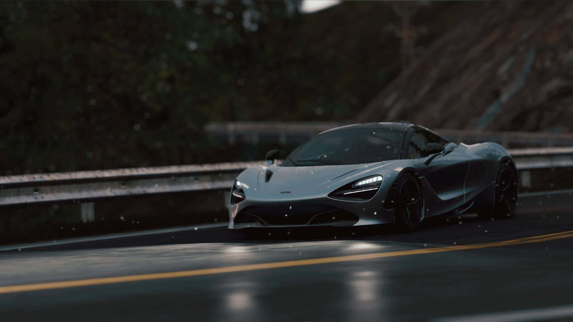 HD Project Cars 2：真實賽車與環境體驗 壁紙 — 一輛時尚的銀色McLaren跑車在昏暗的暮色中沿著潮濕的山路滑行，雨滴捕捉到車頭燈的光芒。