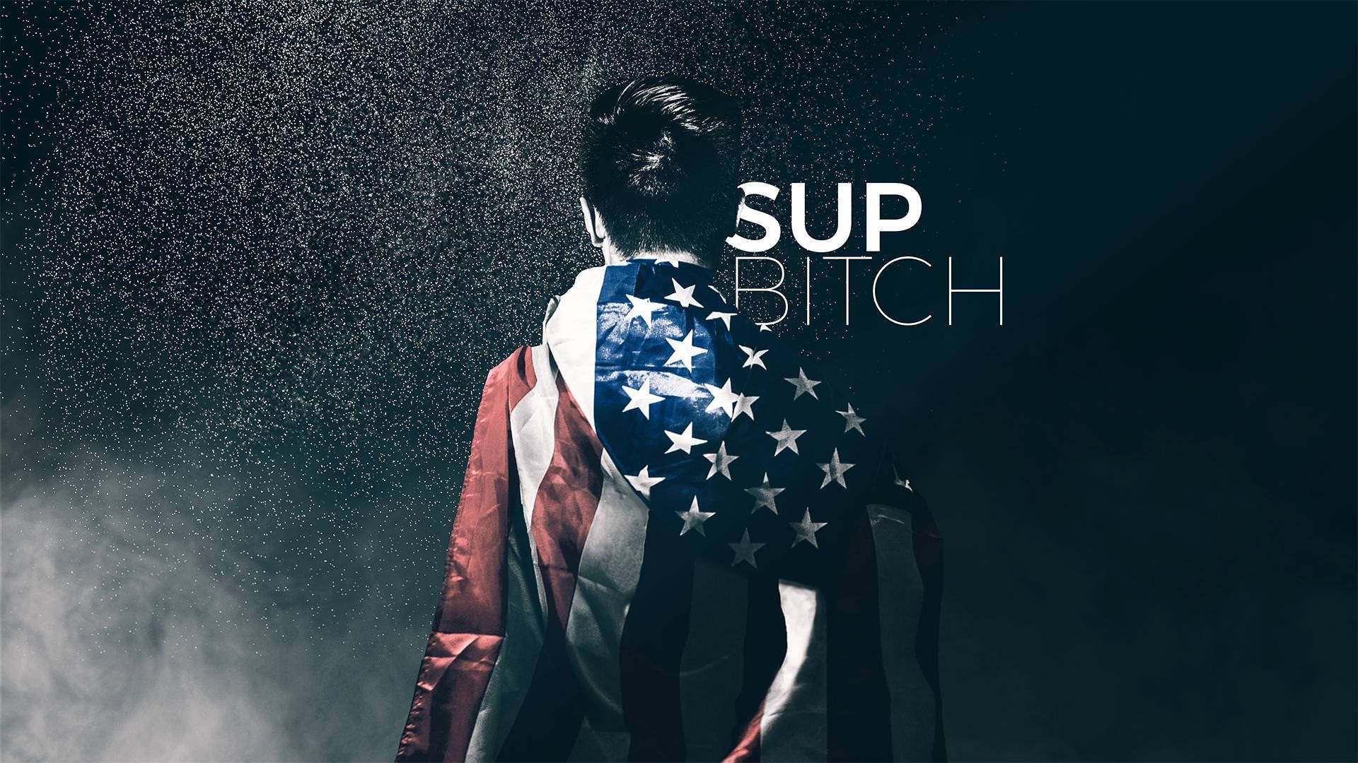 被美國國旗包裹的人在雨中，文字 SUP BITCH