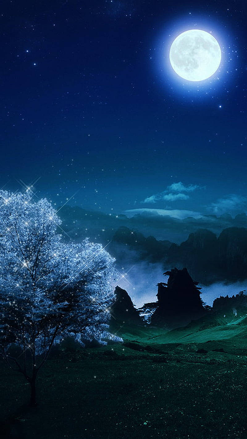 HD智慧手機螢幕上驚豔多彩 壁紙 — 一輪明亮的滿月在繁星點點的夜空下，為神秘的夜景灑下寧靜的光芒，其中有一棵閃爍的樹和遠山。