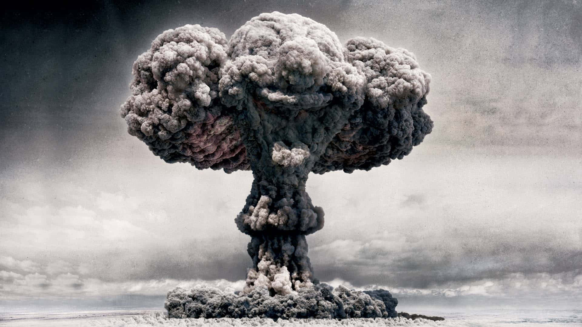 核爆蘑菇雲在荒涼地景上升起。