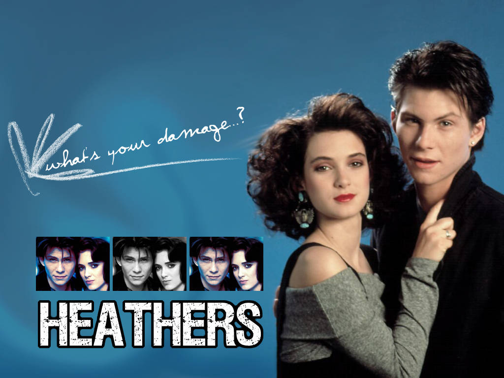 《Heathers》溫娜與克里斯蒂安 壁紙 — 《希德姐妹幫》的兩位主角在藍色背景前擺姿勢，並顯示電影標題和標語。