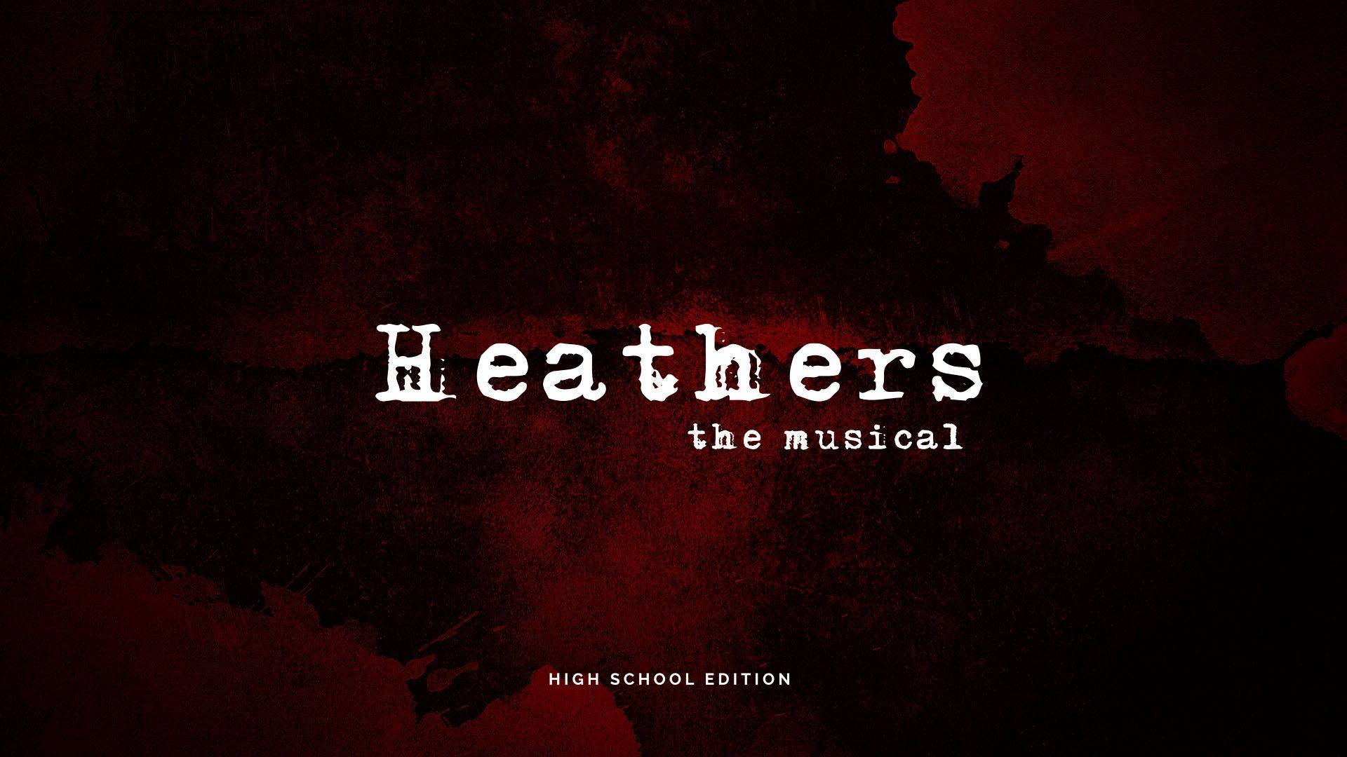Heathers音樂劇 壁紙 — 粗體白色文字在深色紋理紅色背景上寫著 Heathers the musical，並帶有飛濺效果。