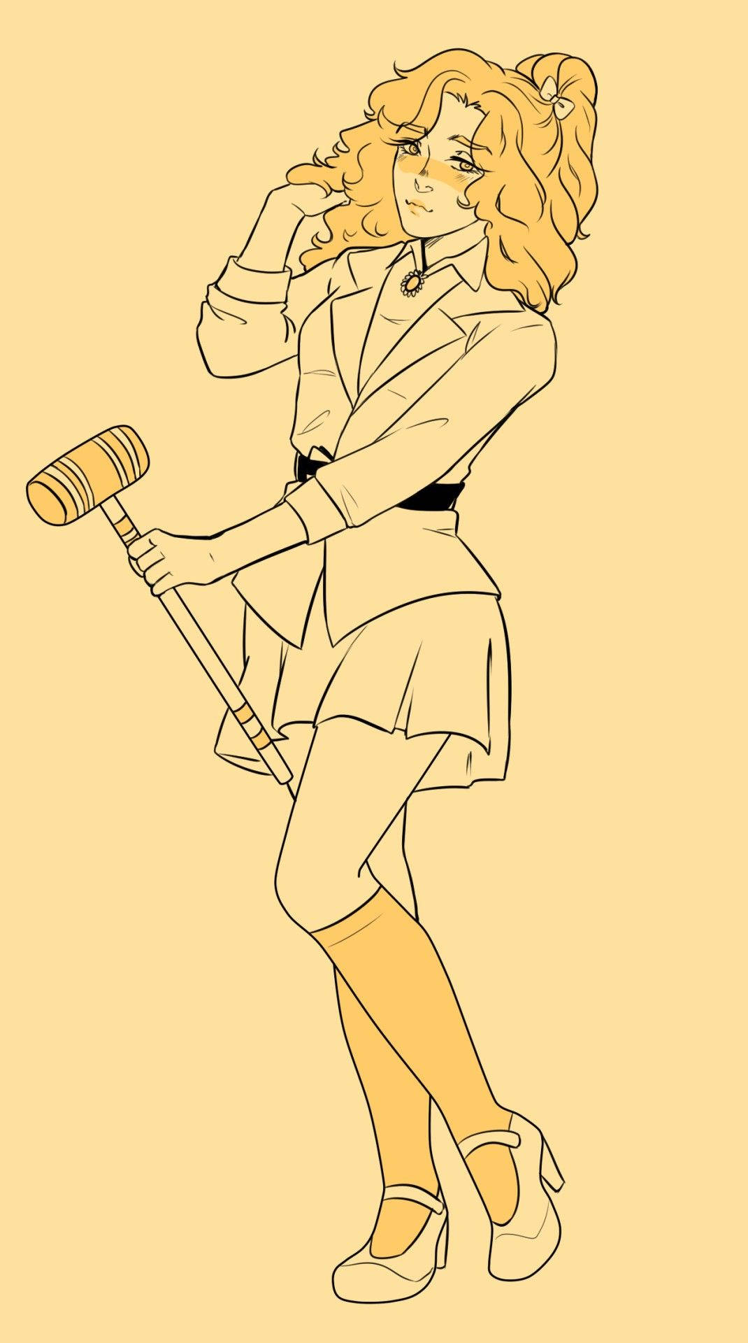 Heathers 維蘿妮卡·瑪達瑪 壁紙 — 一個風格化的動漫女孩，擁有捲曲的金色頭髮，在純米色背景前自信地擺姿勢，手持木槌。
