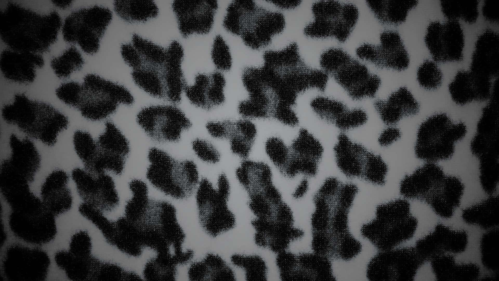  壁紙 — 黑白豹紋布料特寫，帶有柔軟紋理斑點。