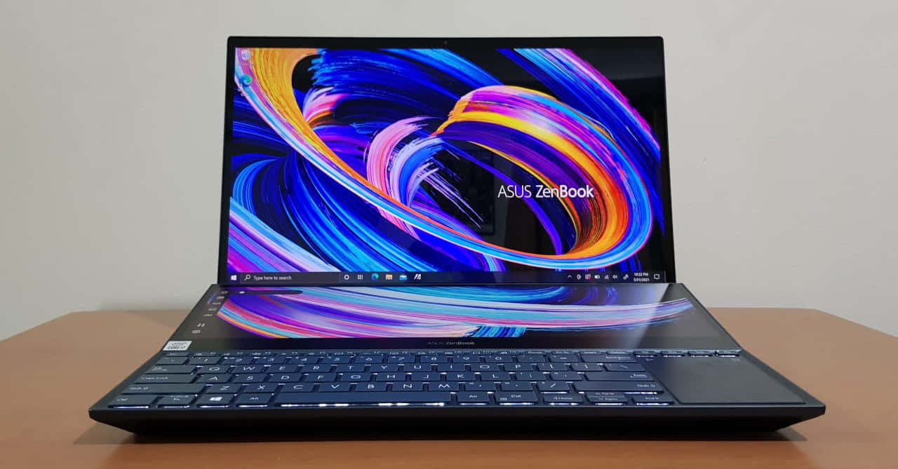 黑色ASUS ZenBook手提電腦在木桌上顯示彩色抽象屏幕