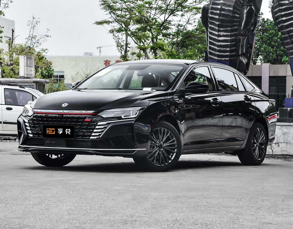  壁紙 — 一輛線條銳利、配備合金輪圈的時尚黑色轎車，停泊在混凝土停車場，天空多雲。